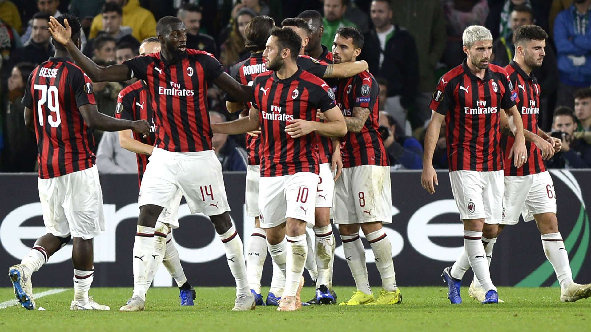 Milan celebrating Betis Milan Europa League