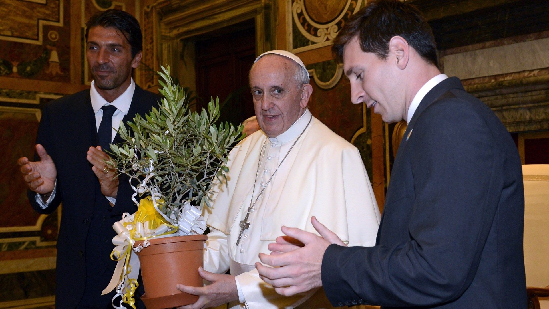 Inter Miami captain Lionel Messi pays tribute to Pope Francis following his  death at 88 in emotional post | Goal.com UK