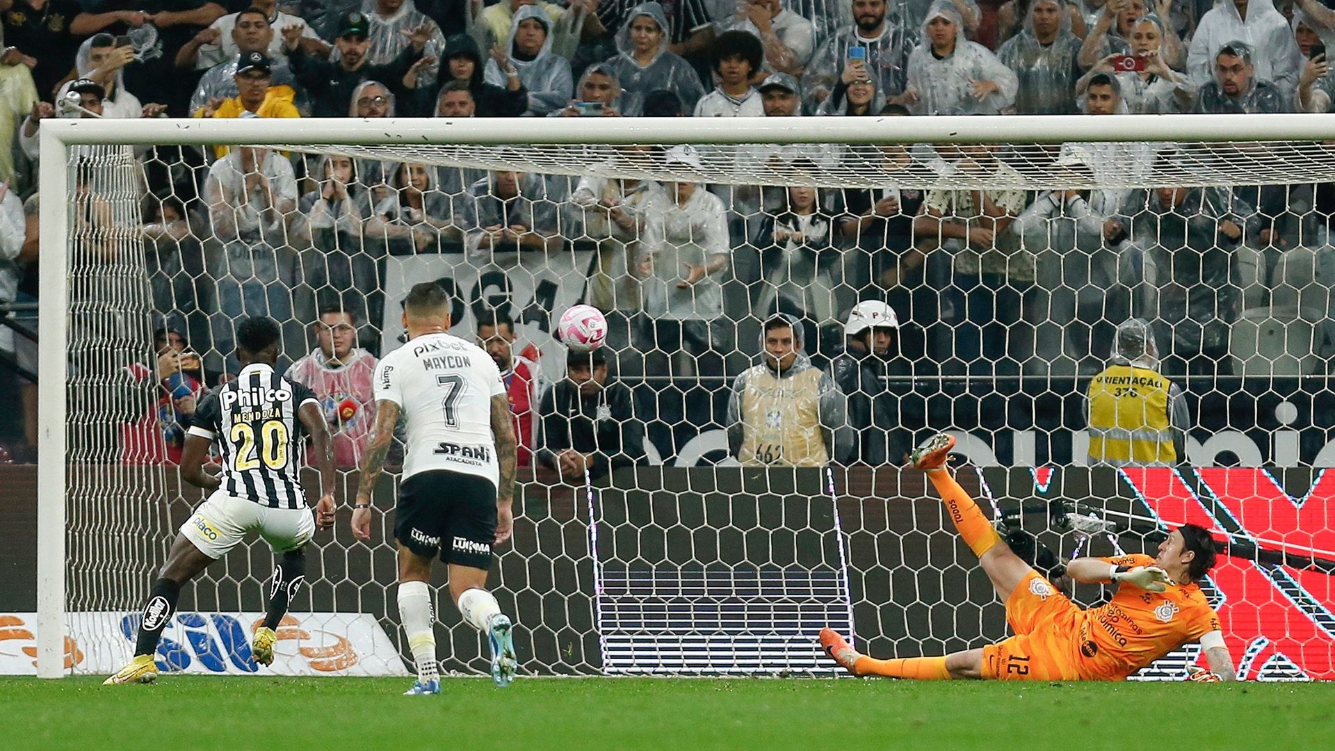 Gol de pênalti de Mendoza em Corinthians x Santos
