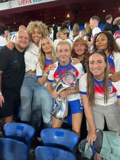 Leah Williamson Elle Smith Euro 2025 trophy