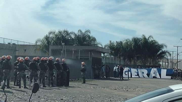Protesto em frente ao CT do Grêmio terminou com violência