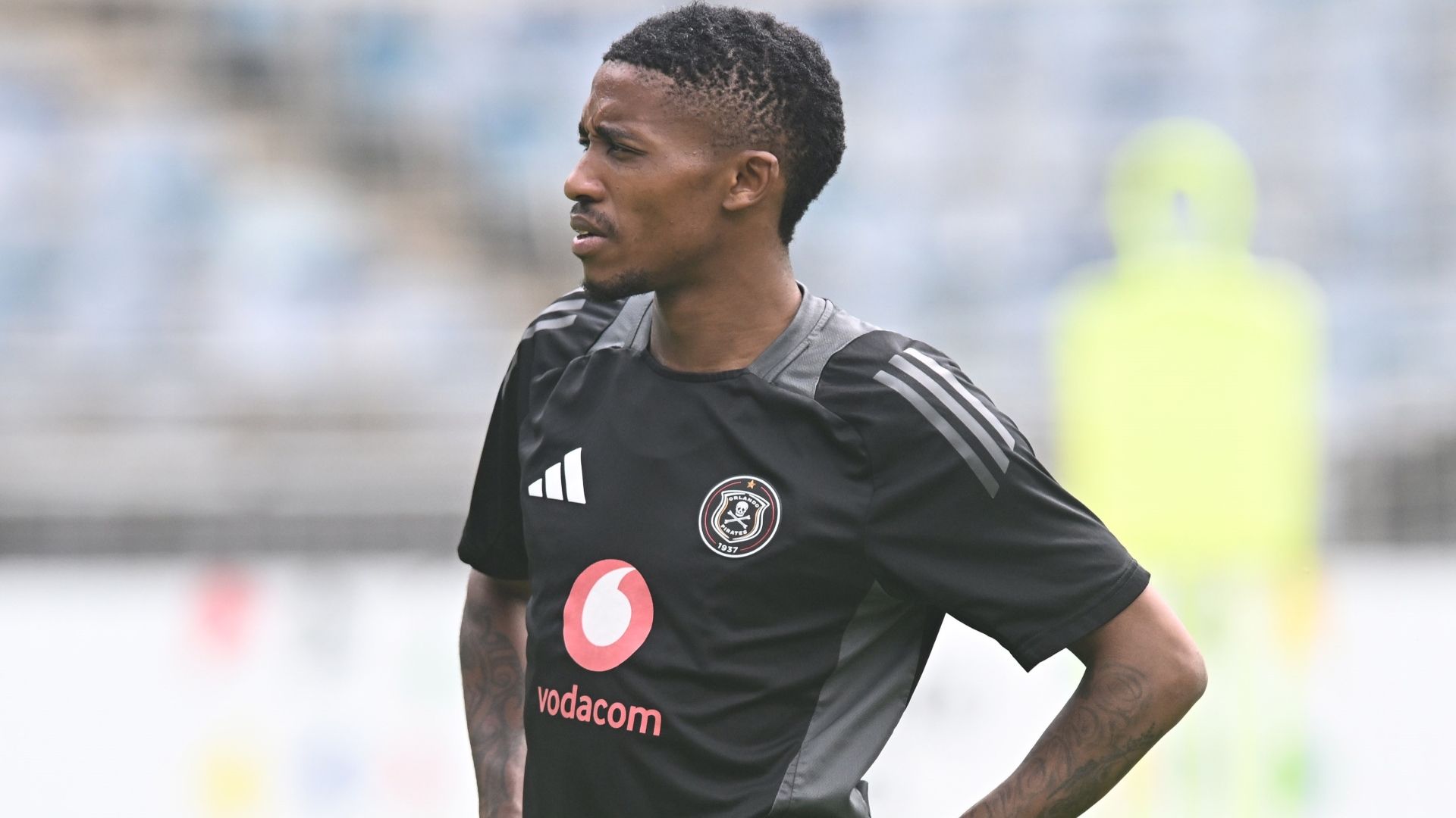 Monnapule Saleng is becoming a boring subject now, Orlando Pirates must  just release him! Bucs have invested a lot in him so he can't go cheaply,  but needs to change his attitude