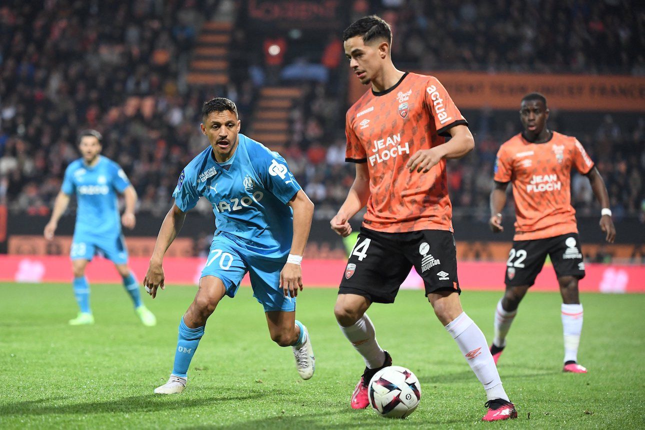 Romain Faivre devant Alexis Sanchez, lors de la rencontre de L1 face à l'Olympique de Marseille (0-0), le 9 avril