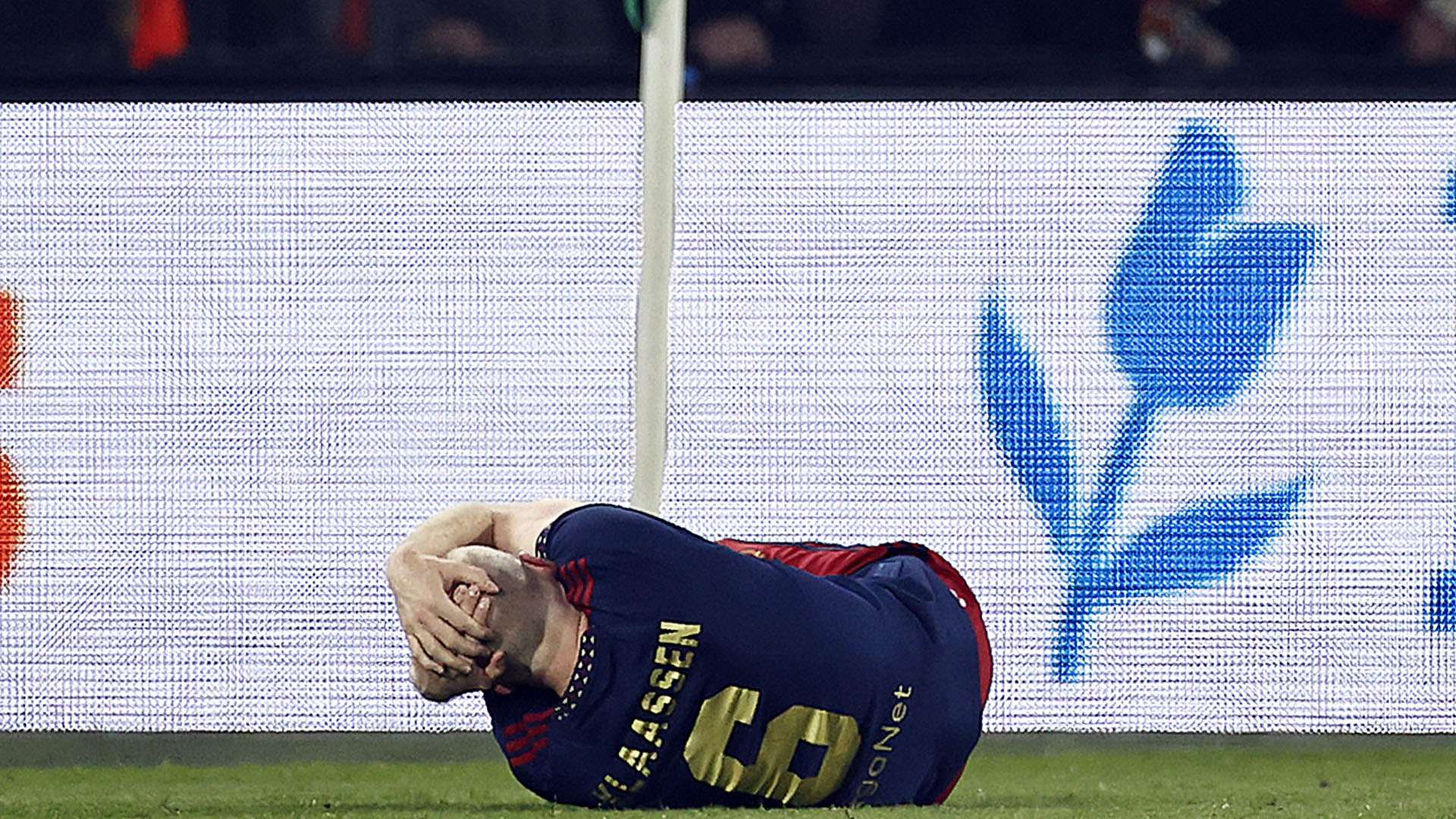 Davy Klaassen injured on ground Ajax