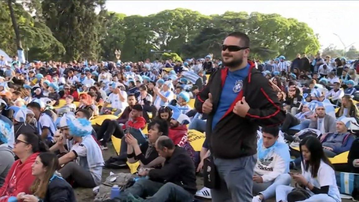 Brasileiro no meio de torcedores argentinos 22 11 22