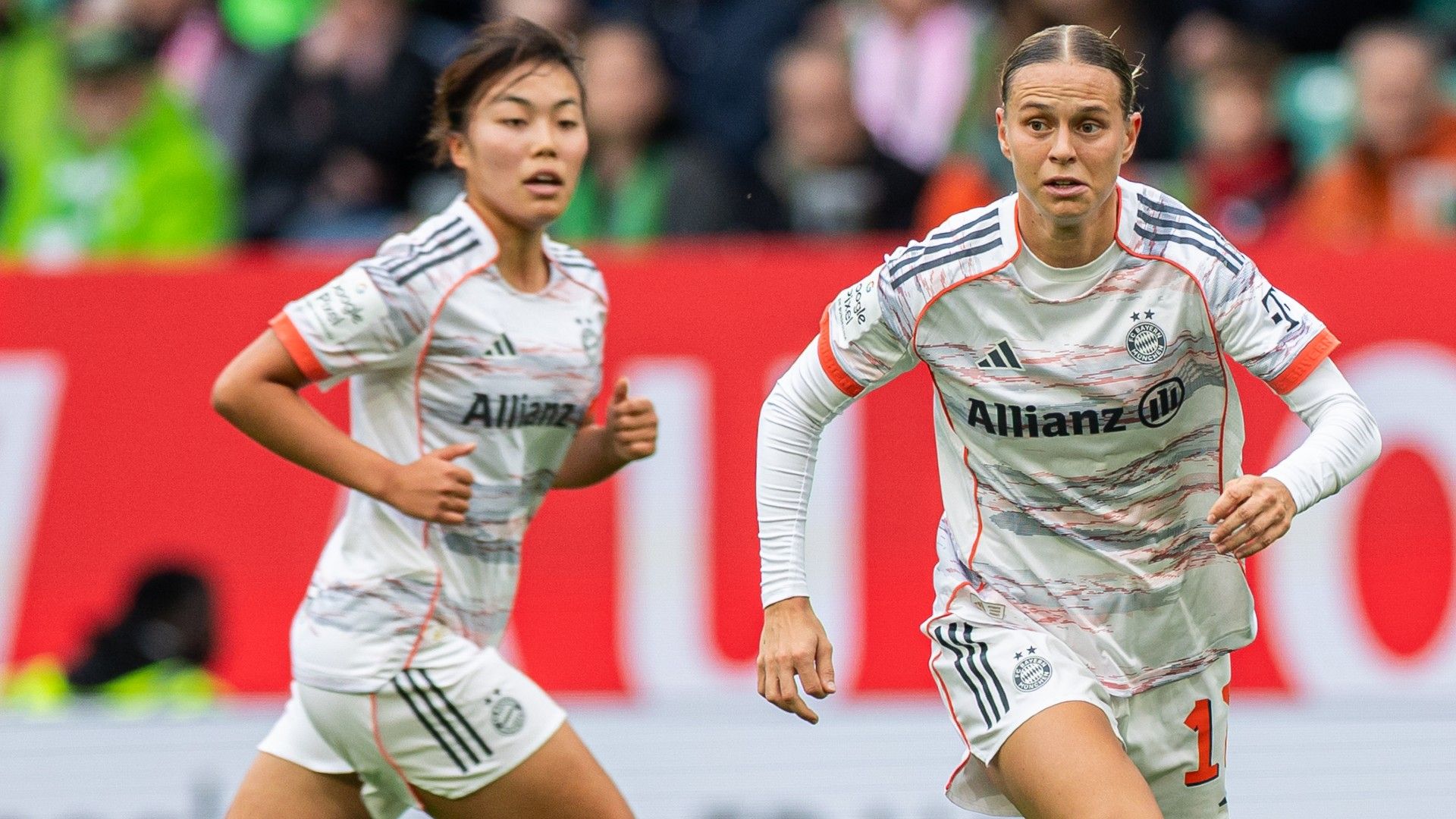 Klara Buehl of Bayern Muenchen runs with the ball