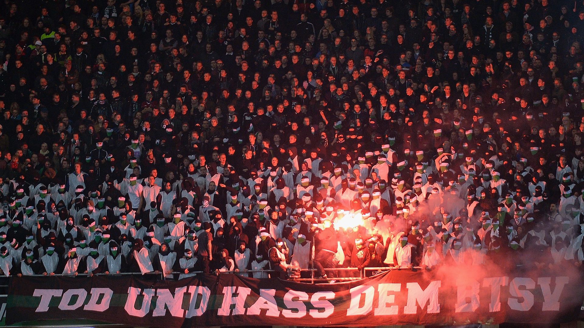 Niedersachsenderby Hannover 96 Eintracht Braunschweig Fans Pyro Bundesliga 08112016