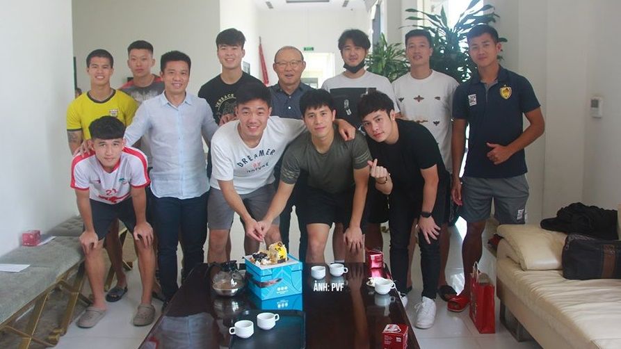 Coach Park Hang-seo & his football players at PVF Center
