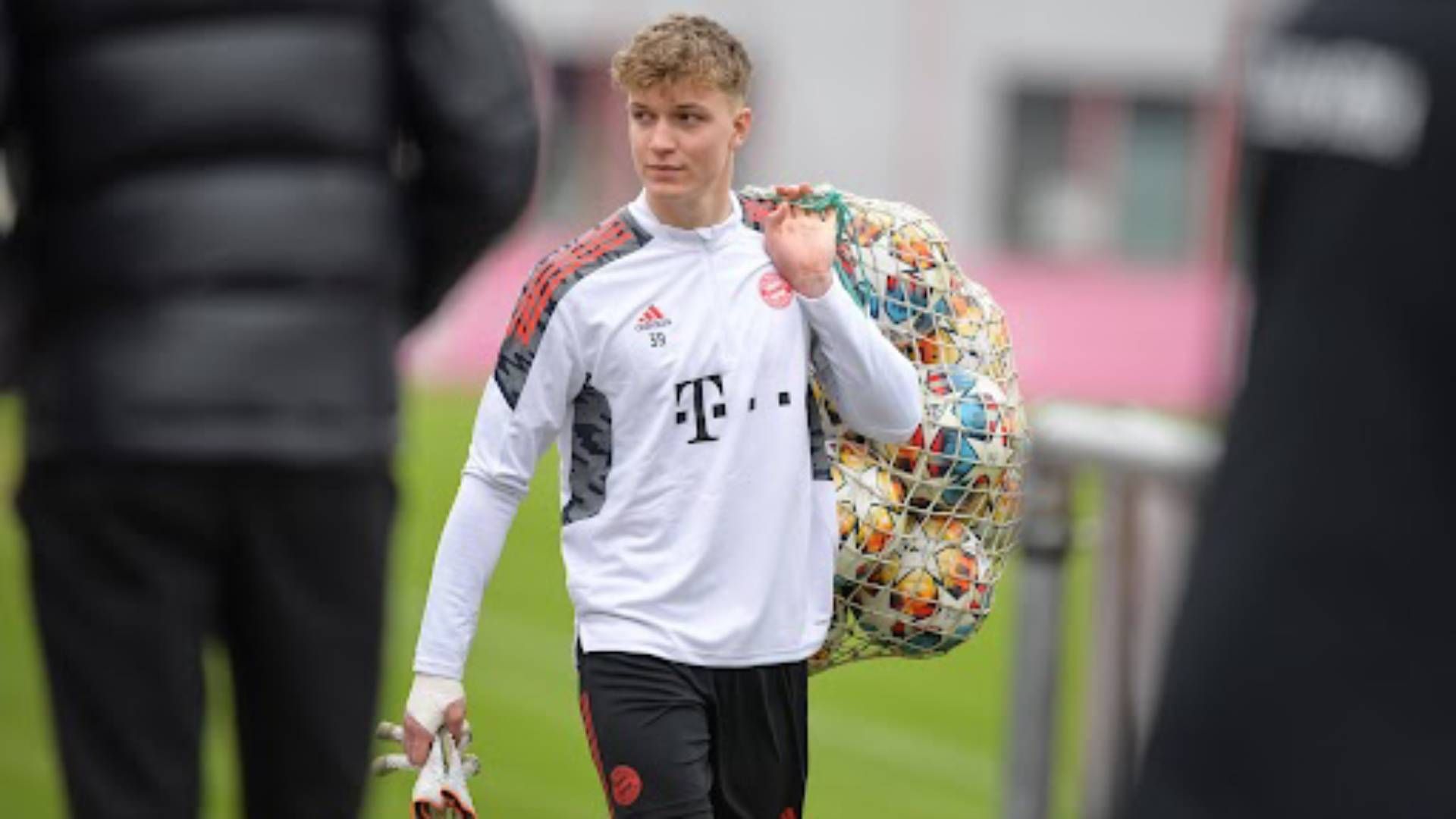 benjamin-ballis-fc-bayern-09022023