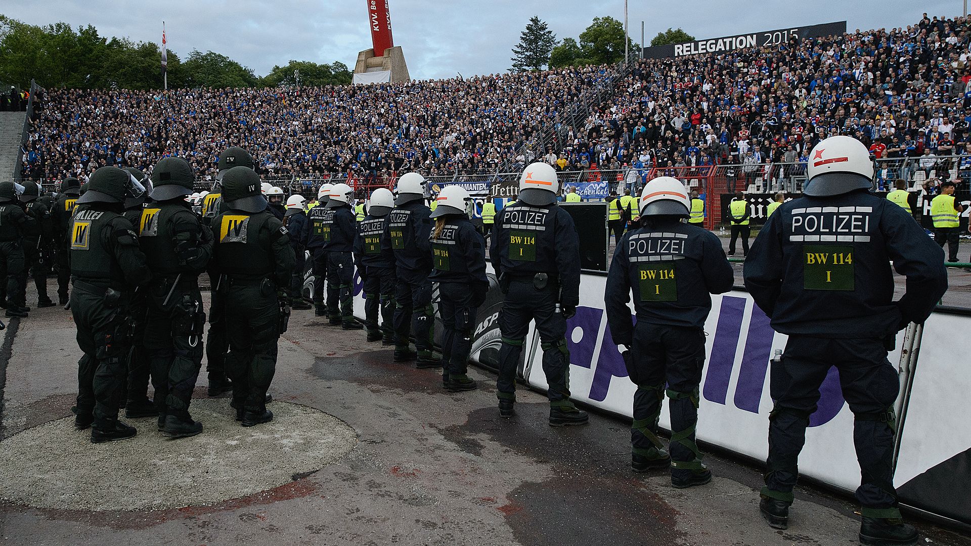 Karlsruher SC Hamburger SV Fans Bundesliga Relegation 06012015