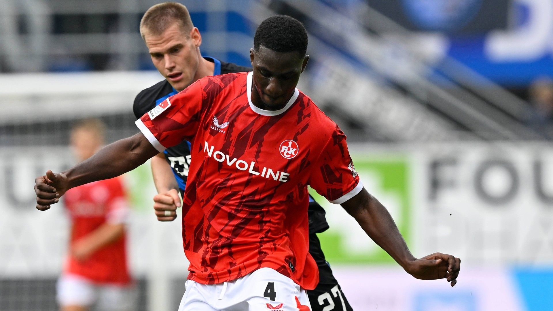 v.li. im Zweikampf Steffen TIGGES (Paderborn) und Maxwell GYAMFI (Kaiserslautern)