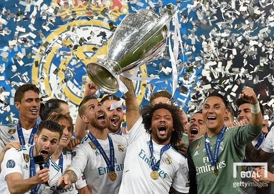 2017-2018시즌 UEFA 챔피언스리그 우승컵을 들어올리며 기뻐하는 마르셀루와 레알 마드리드 선수단의 모습. 사진=게티이미지