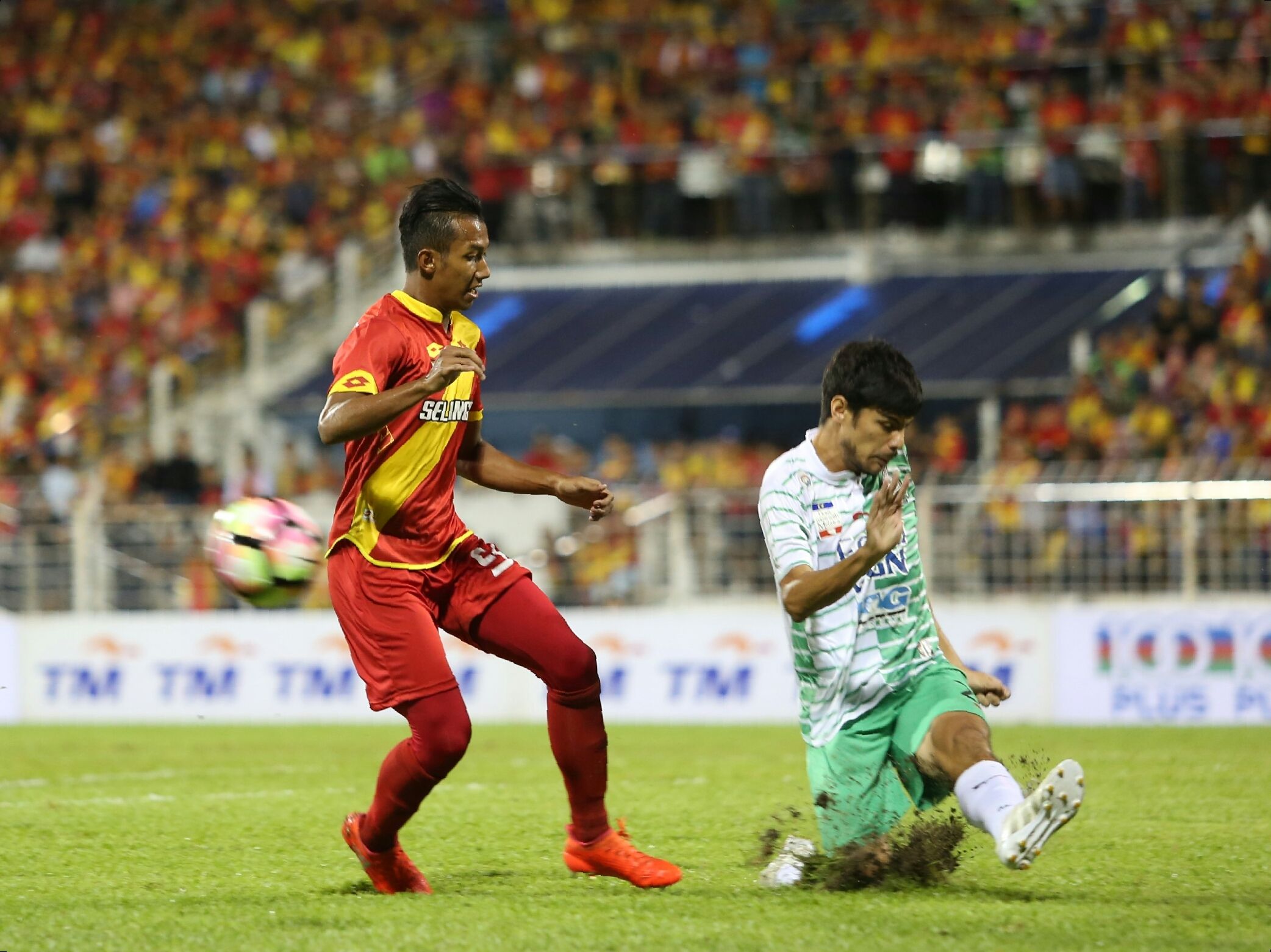 Selangor's Adam Nor Azlin (left) vies for the ball against Melaka United's Khair Jones 27/1/2017