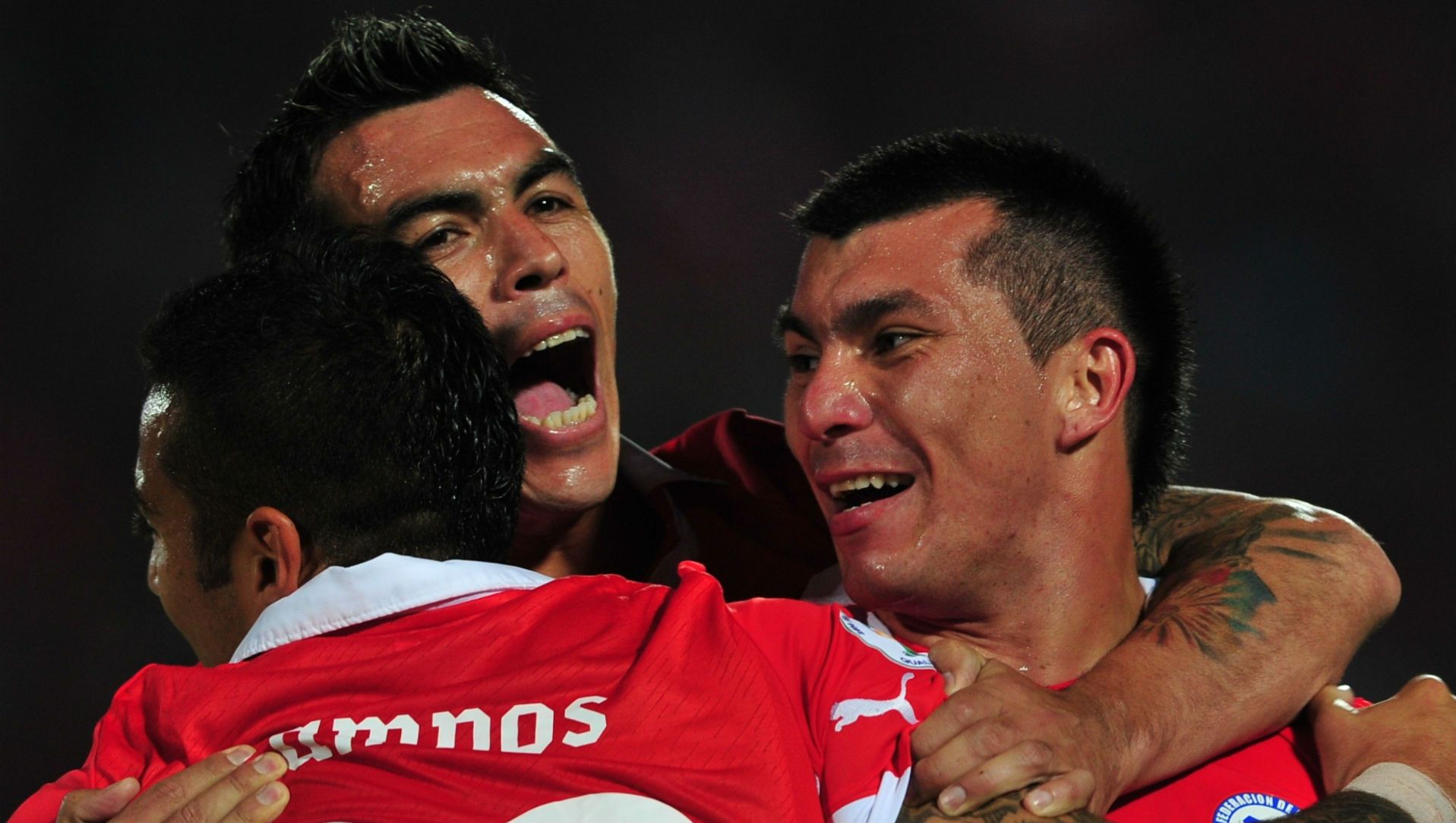 151111 Esteban Paredes Matías Campos Gary Medel Chile Paraguay