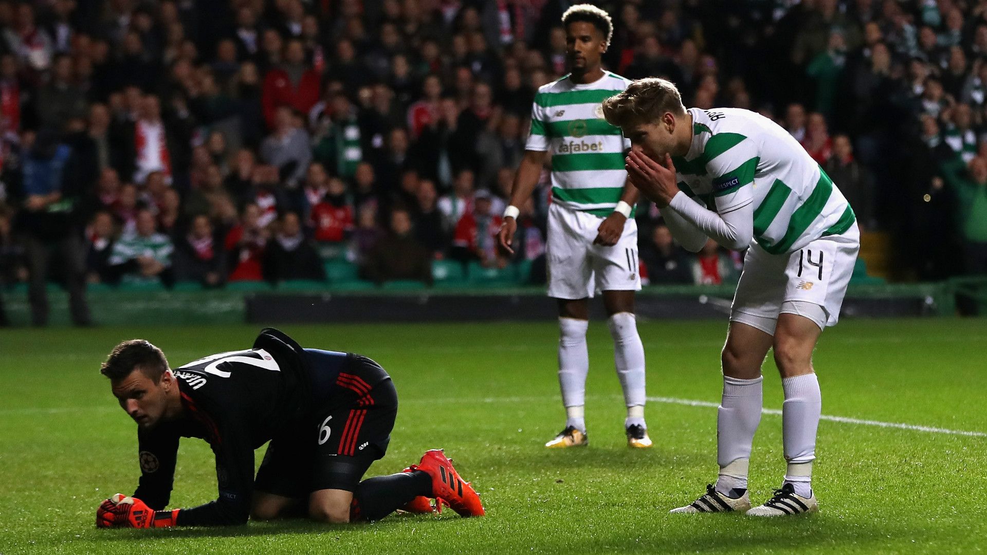 Stuart Armstrong Sven Ulreich Celtic Bayern Munchen Champions League 311017