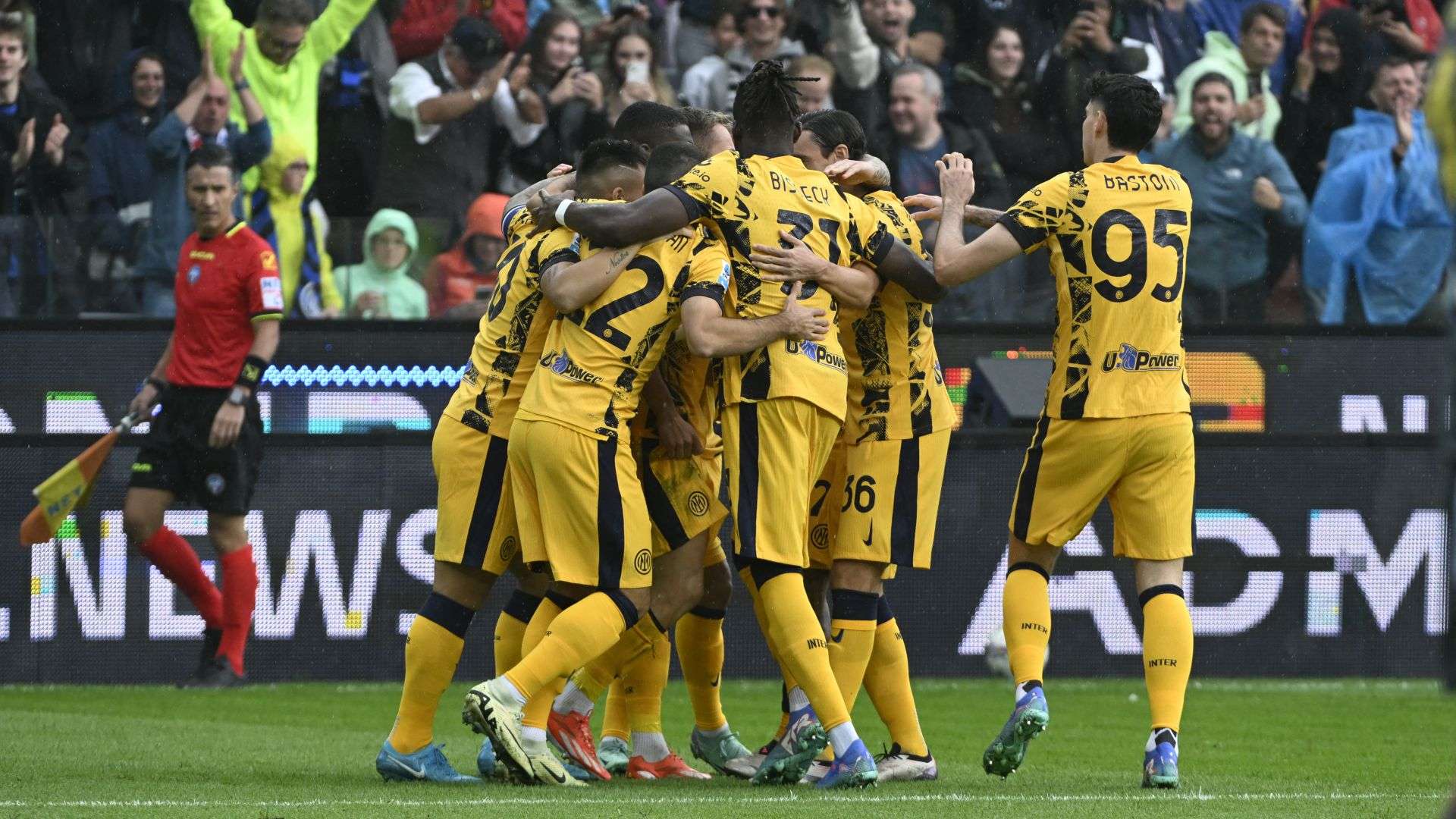 Inter players celebrating Udinese Inter Serie A