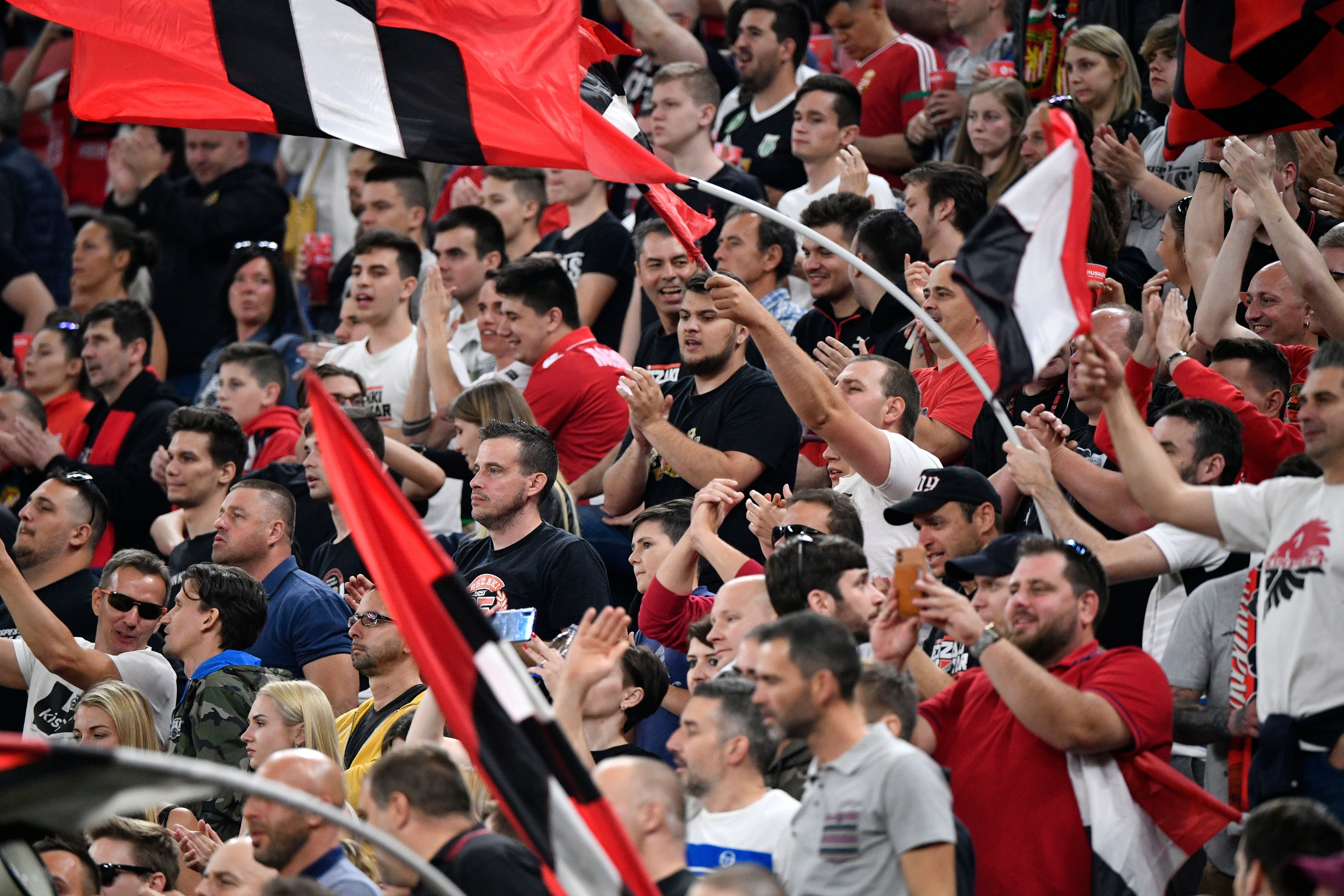 Honvéd-szurkolók a Magyar Kupa döntőjén. Kétségtelen, hogy közel egymáshoz (Fotó: MTI)