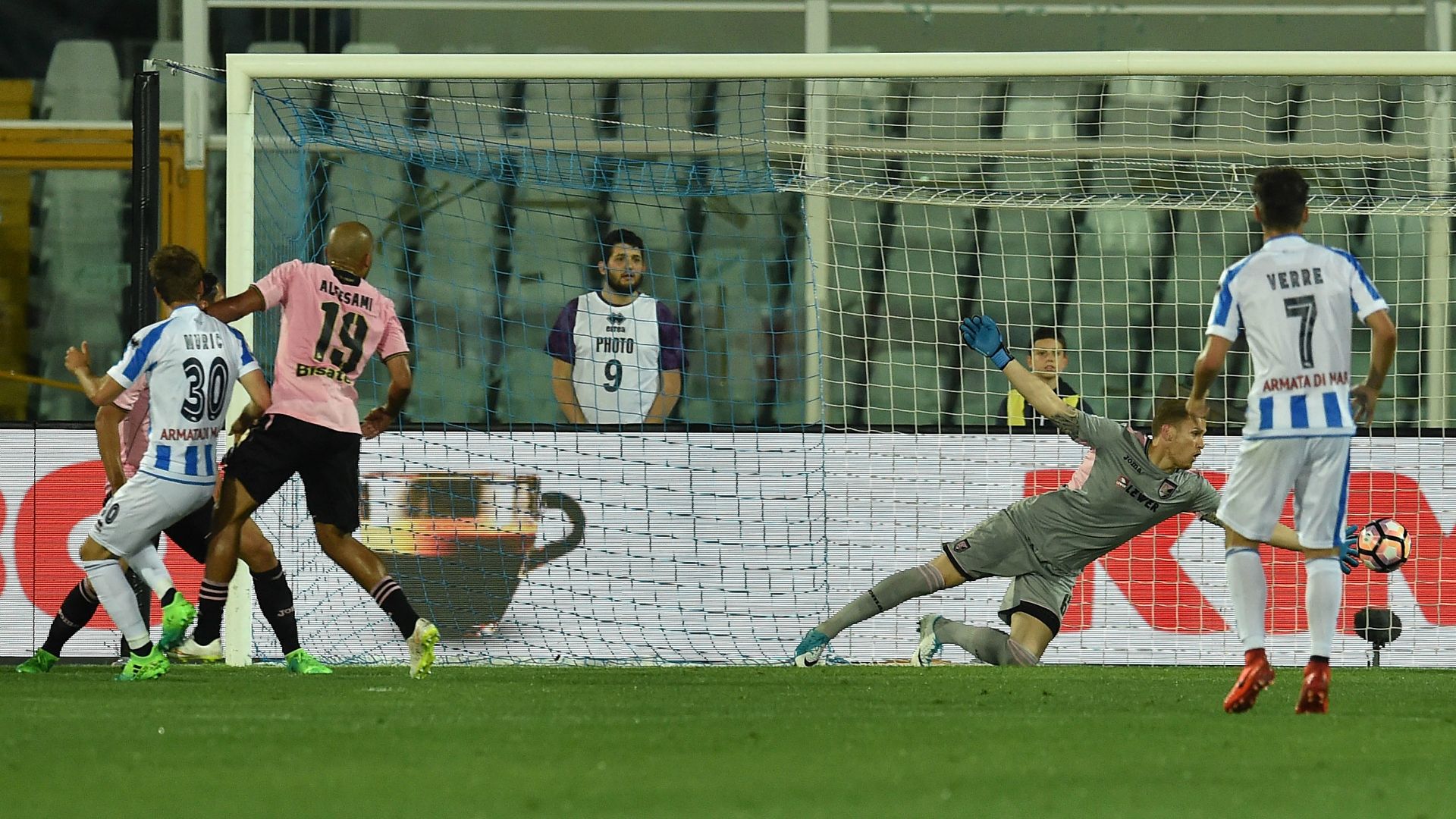 Robert Muric scoring Pescara Palermo Serie A 22052017