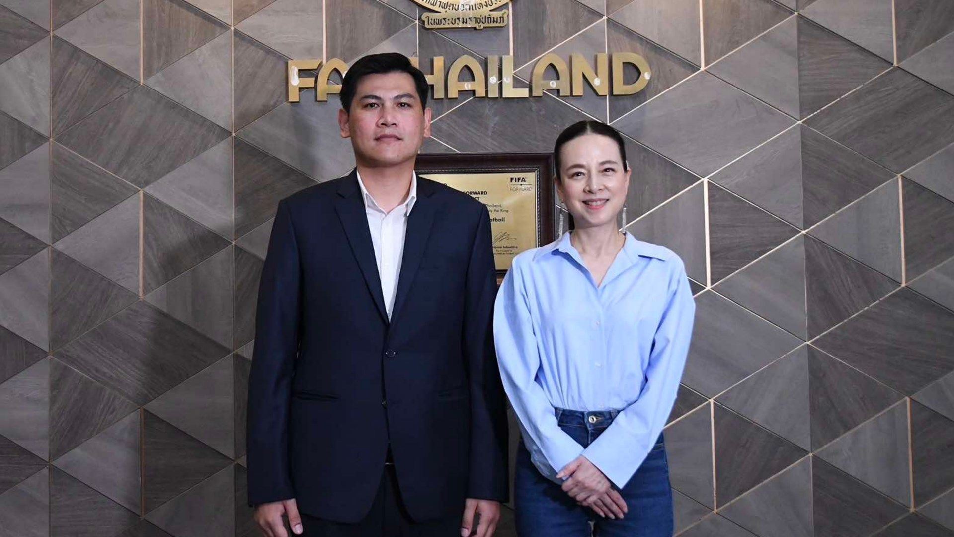  นวลพรรณ ล่ำซำ - เอกพล พลนาวี