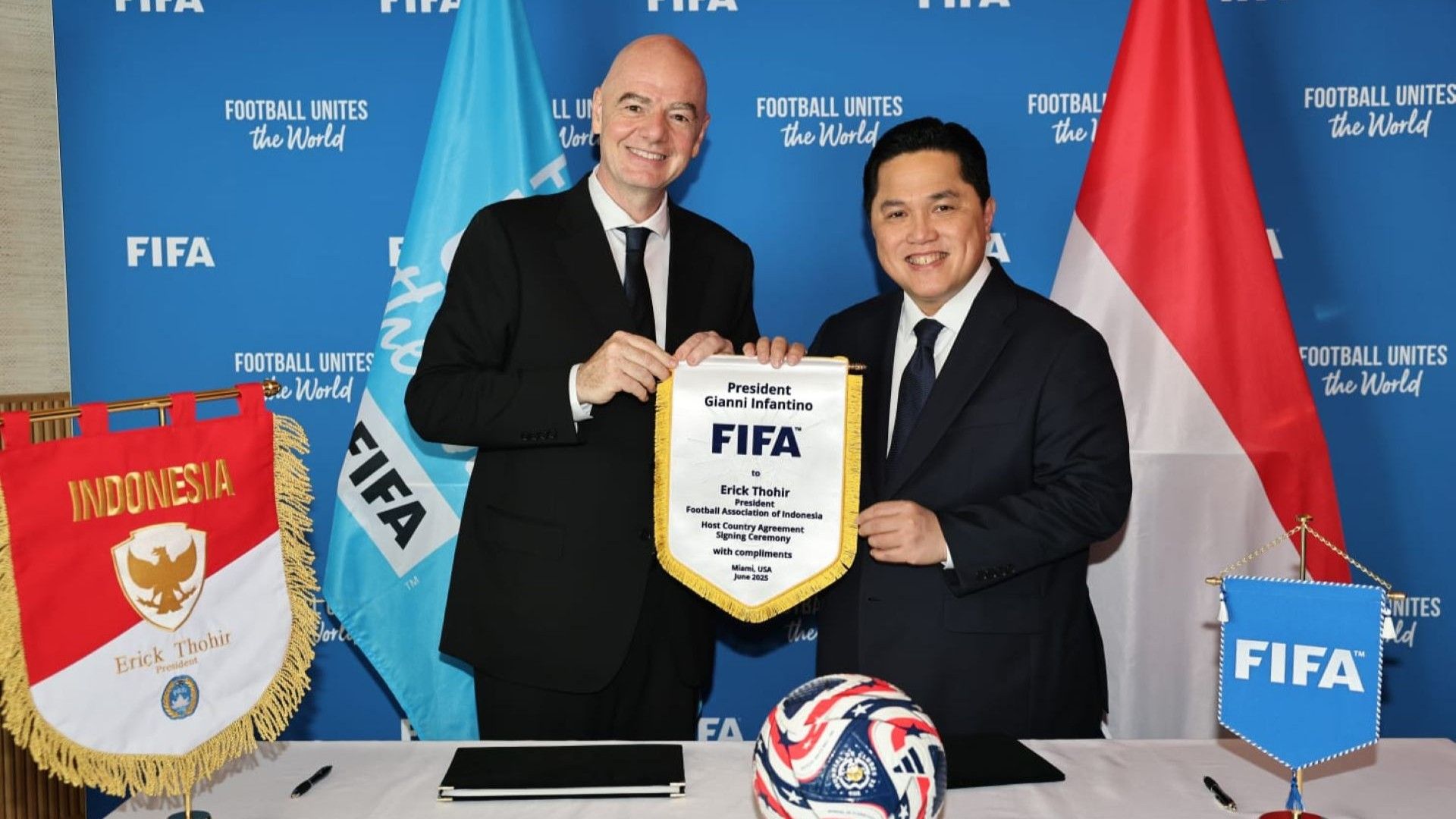 Presiden FIFA Gianni Infantino dan ketua umum PSSI Erick Thohir