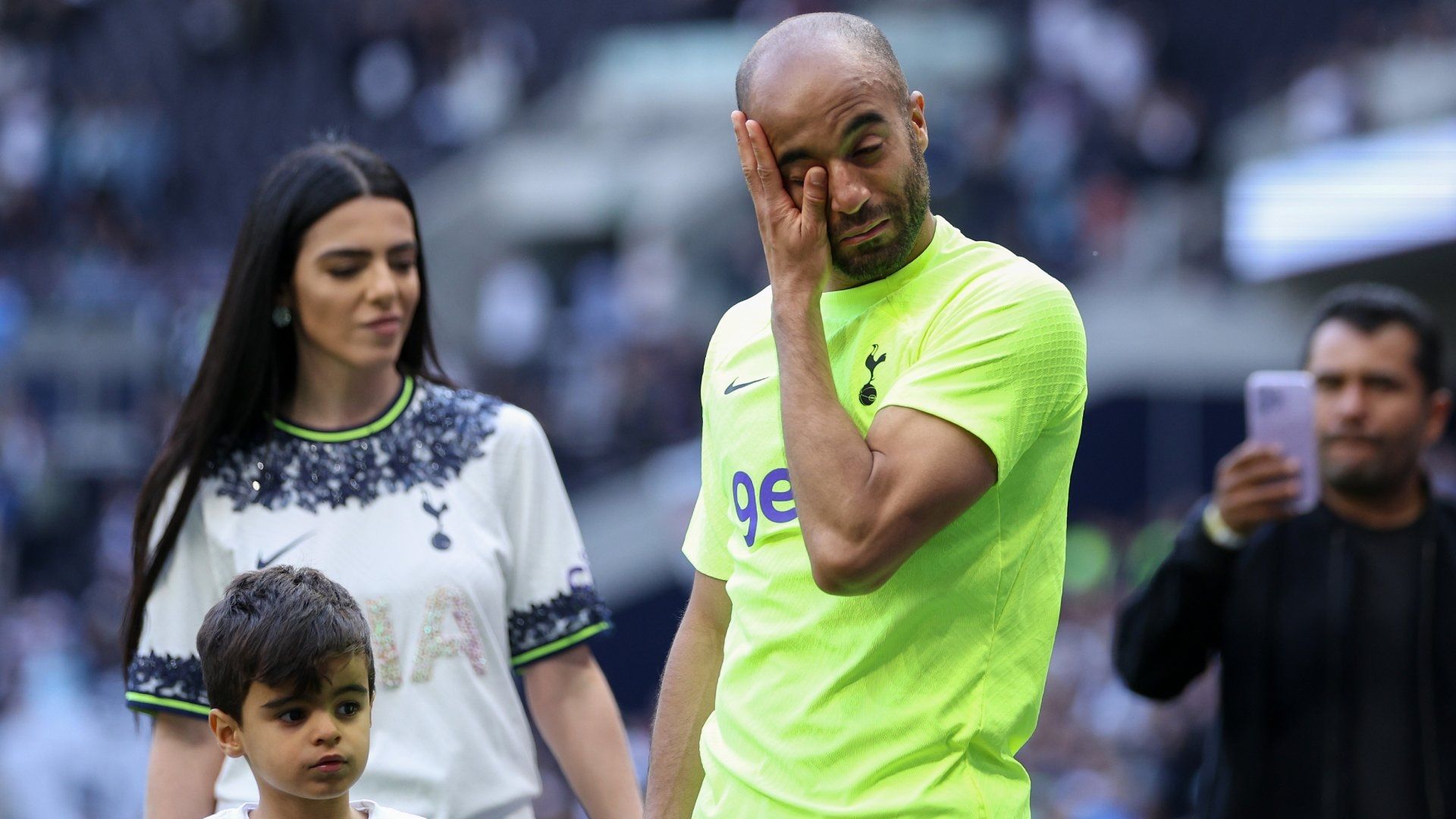Lucas Moura tears Tottenham lap of honour 2022-23