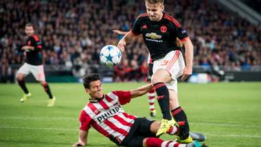 Hector Moreno Luke Shaw PSV Manchester United Champions League 09152015