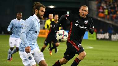 Graham Zusi Nick DeLeon Sporting Kansas City DC United