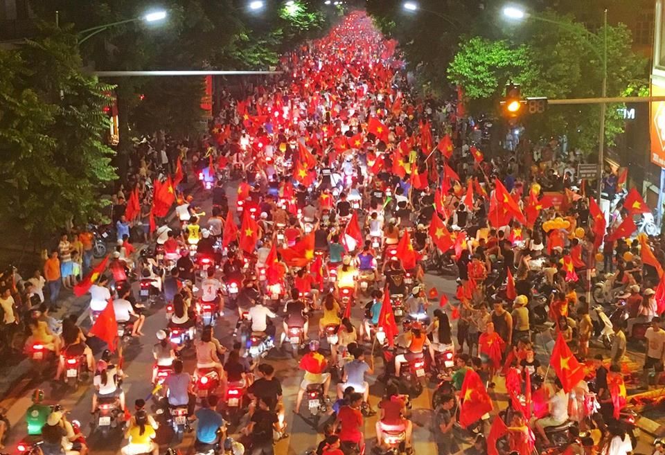 CĐV Việt Nam ăn mừng