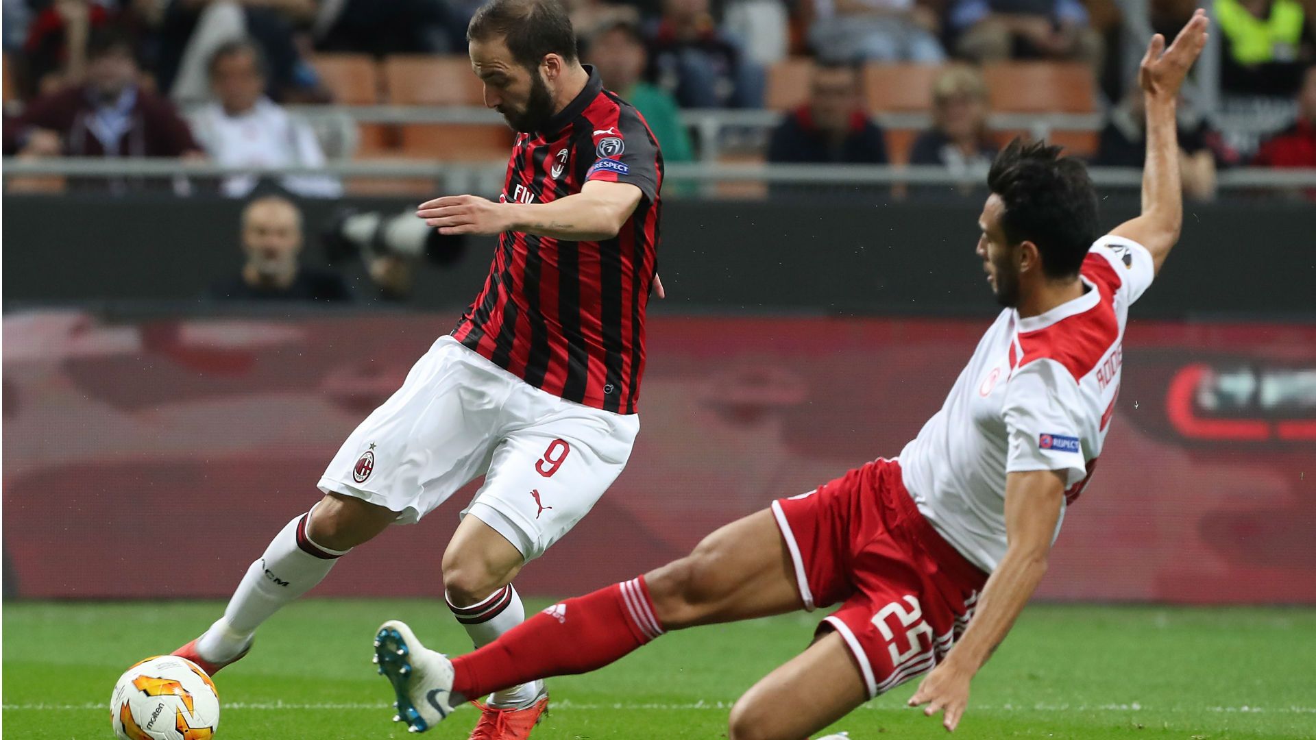 Higuain Milan Olympiacos Europa League