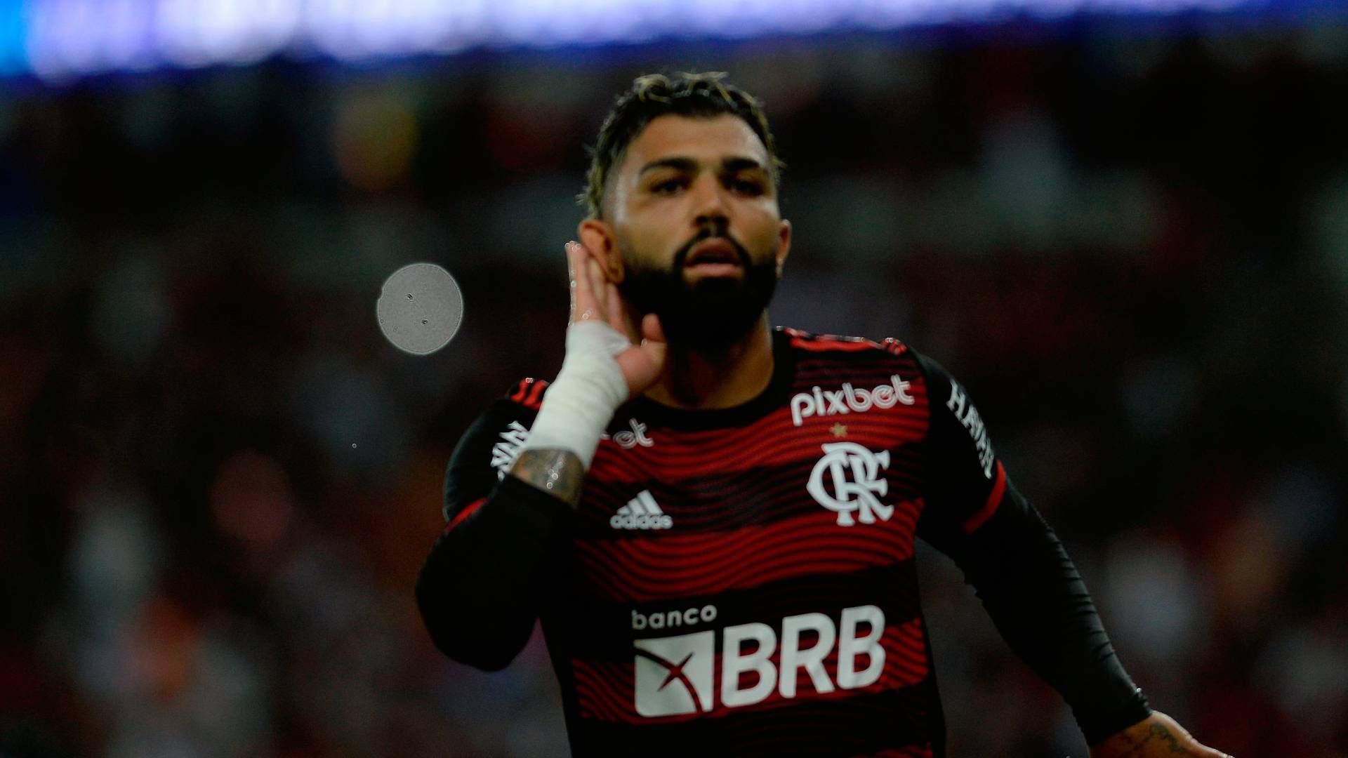 Gabigol comemora no clássico contra o Vasco