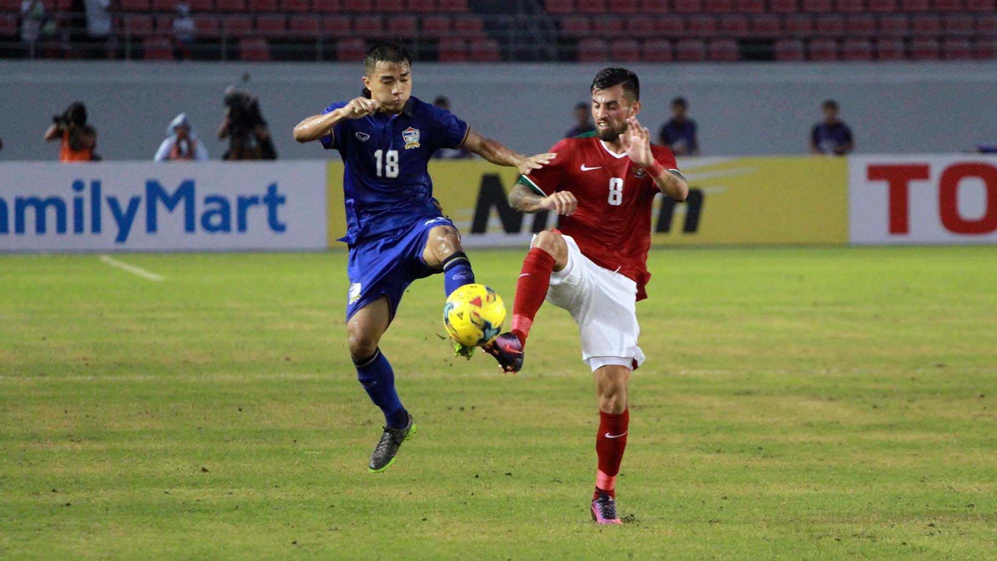 Chanatip Songkrasin - Stefano Lilipaly Indonesia AFF Suzuki Cup 2016