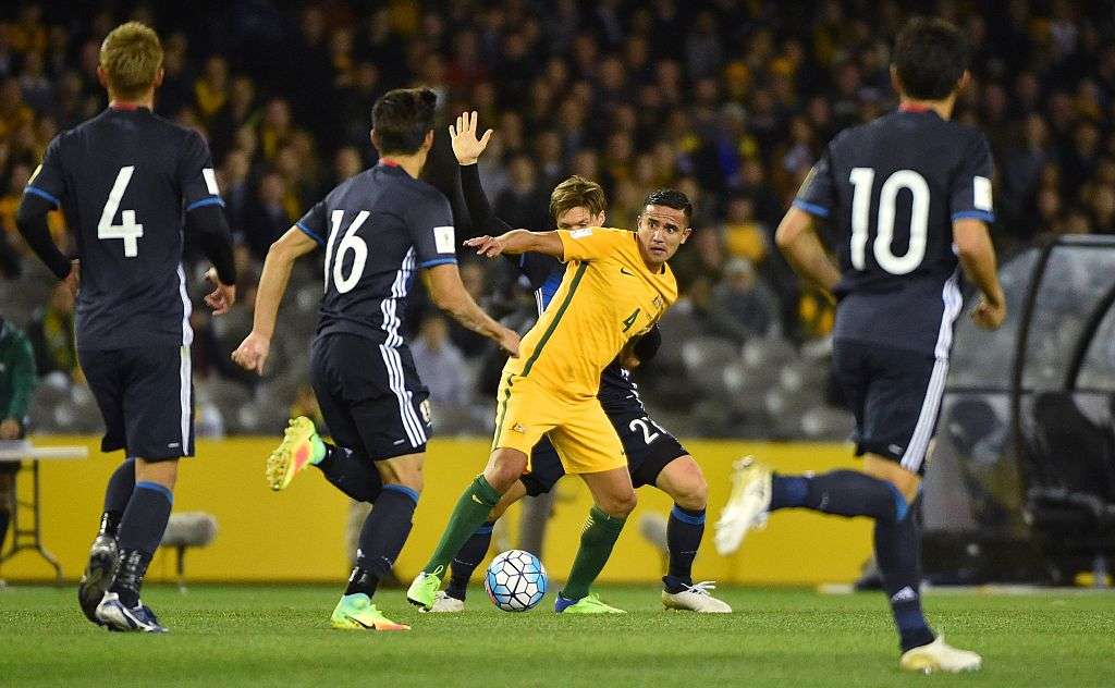 Australia's Tim Cahill fights for the ball with Japan's Gotoku Sakai during the World Cup 2018 football qualification match between Australia and Japan