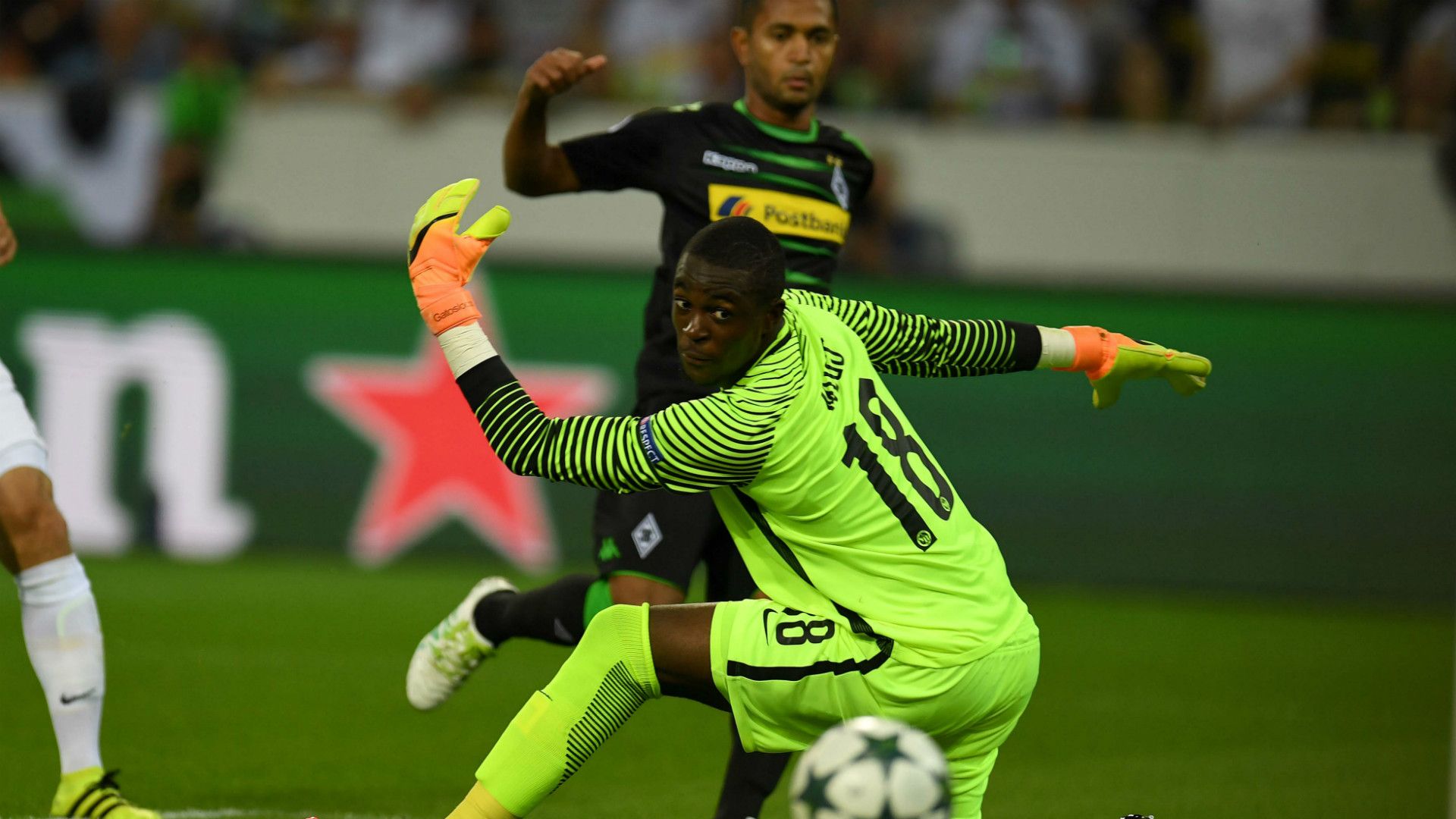 RAFFAEL BORUSSIA MONCHENGLADBACH YVON MVOGO YOUNG BOYS BERN CHAMPIONS LEAGUE 24082016