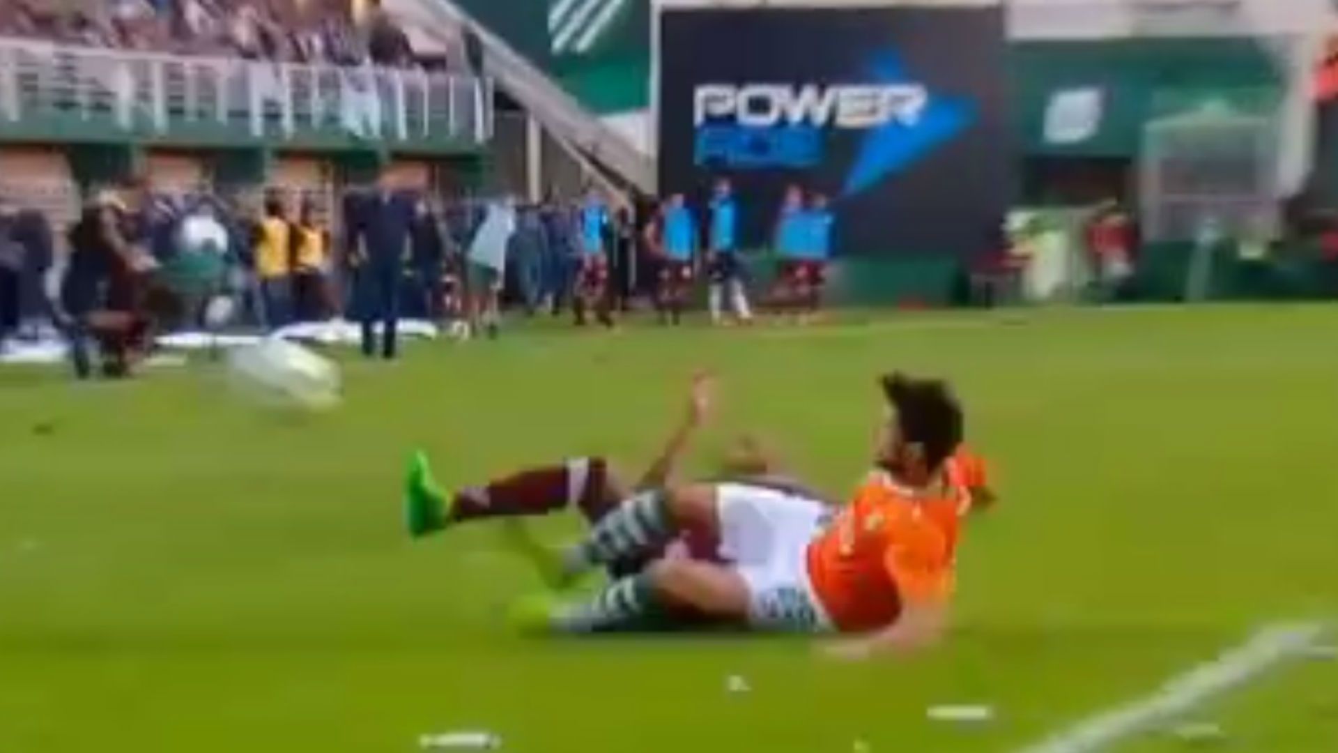 Patada Matheu Gómez Banfield Lanus 13052017