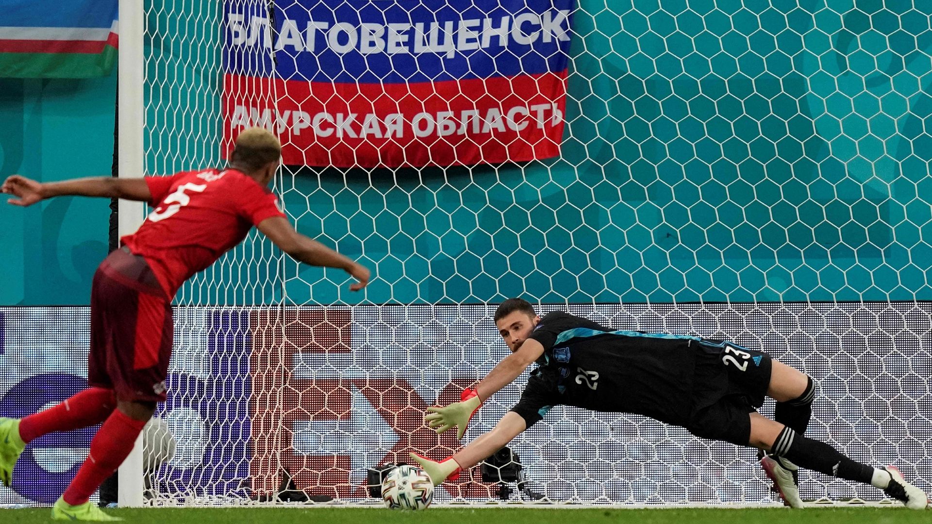 Unai Simón detiene un penalti a Akankji, Suiza vs. España