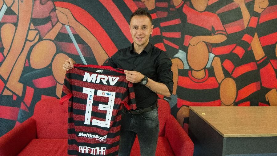 Rafinha é apresentado pelo Flamengo