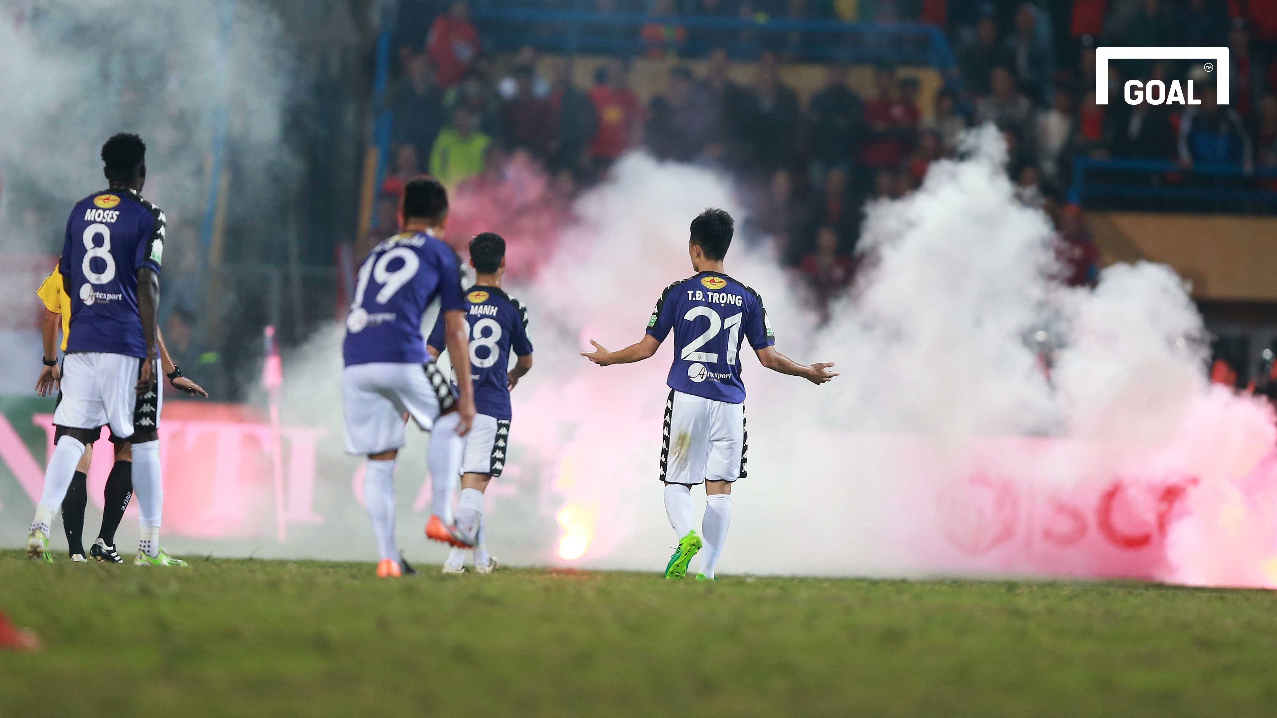 CĐV Hải Phòng đốt pháo sáng cuối trận gặp Hà Nội FC