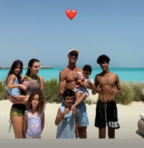 Cristiano Ronaldo family beach 2024