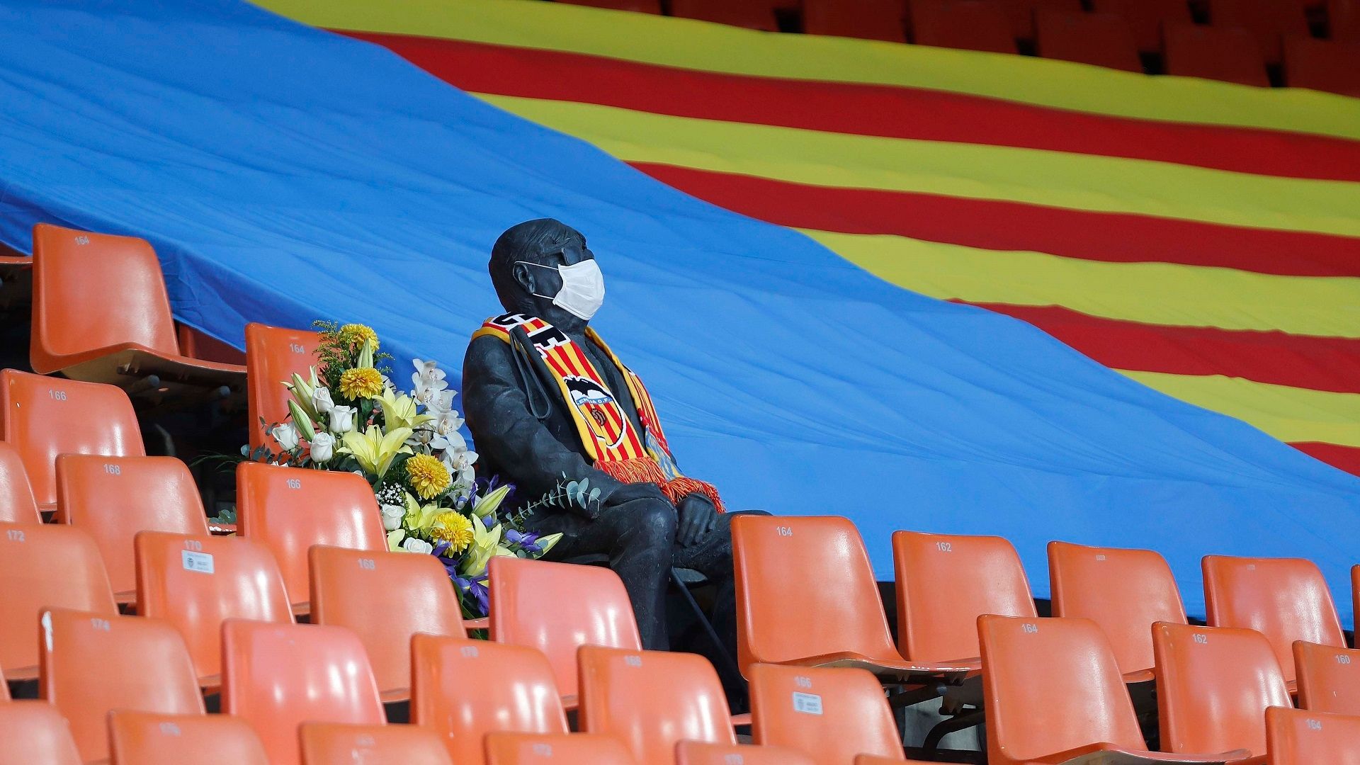 Vicente Navarro Aparicio statue in Valencia