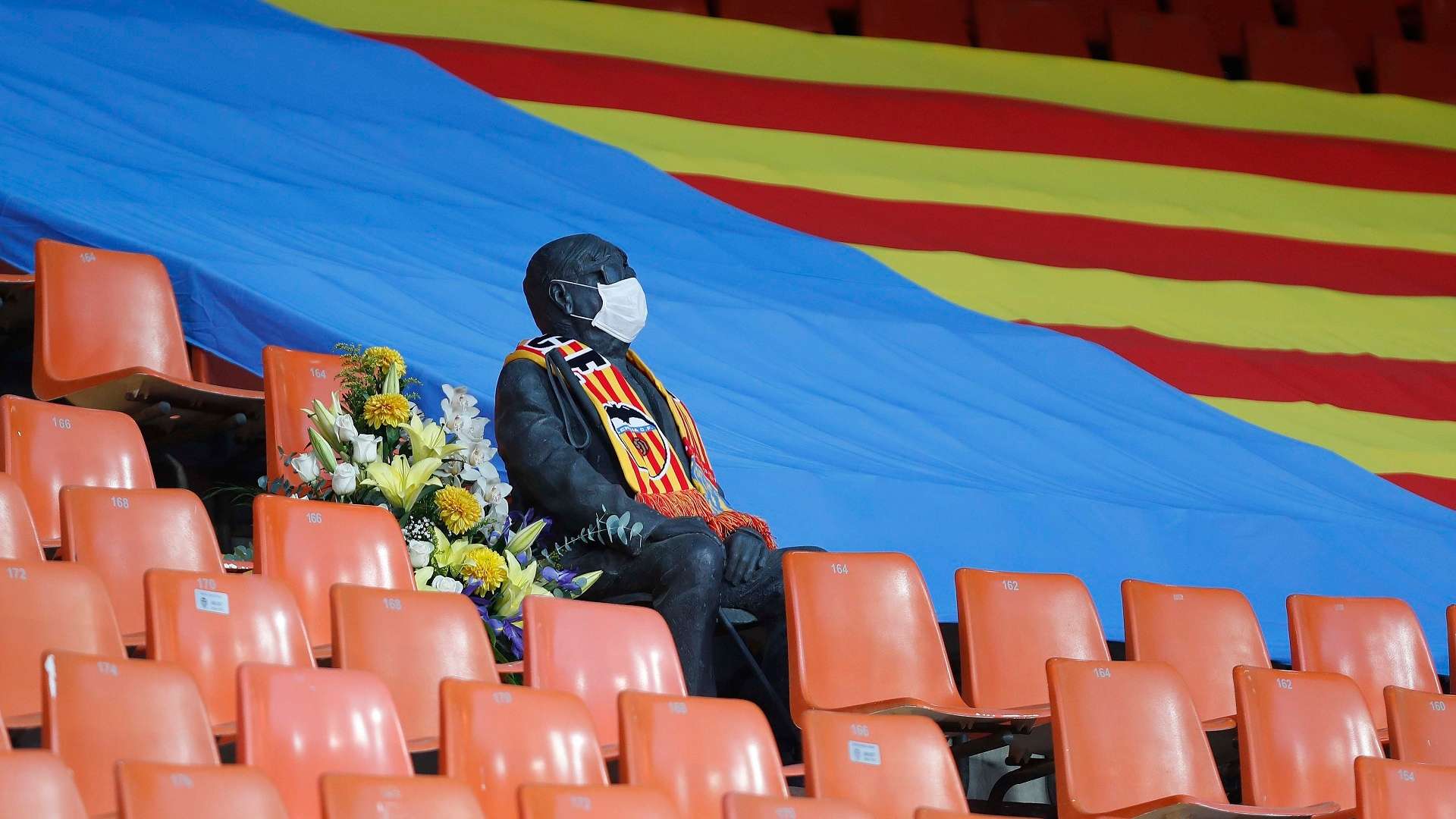 Vicente Navarro Aparicio statue in Valencia