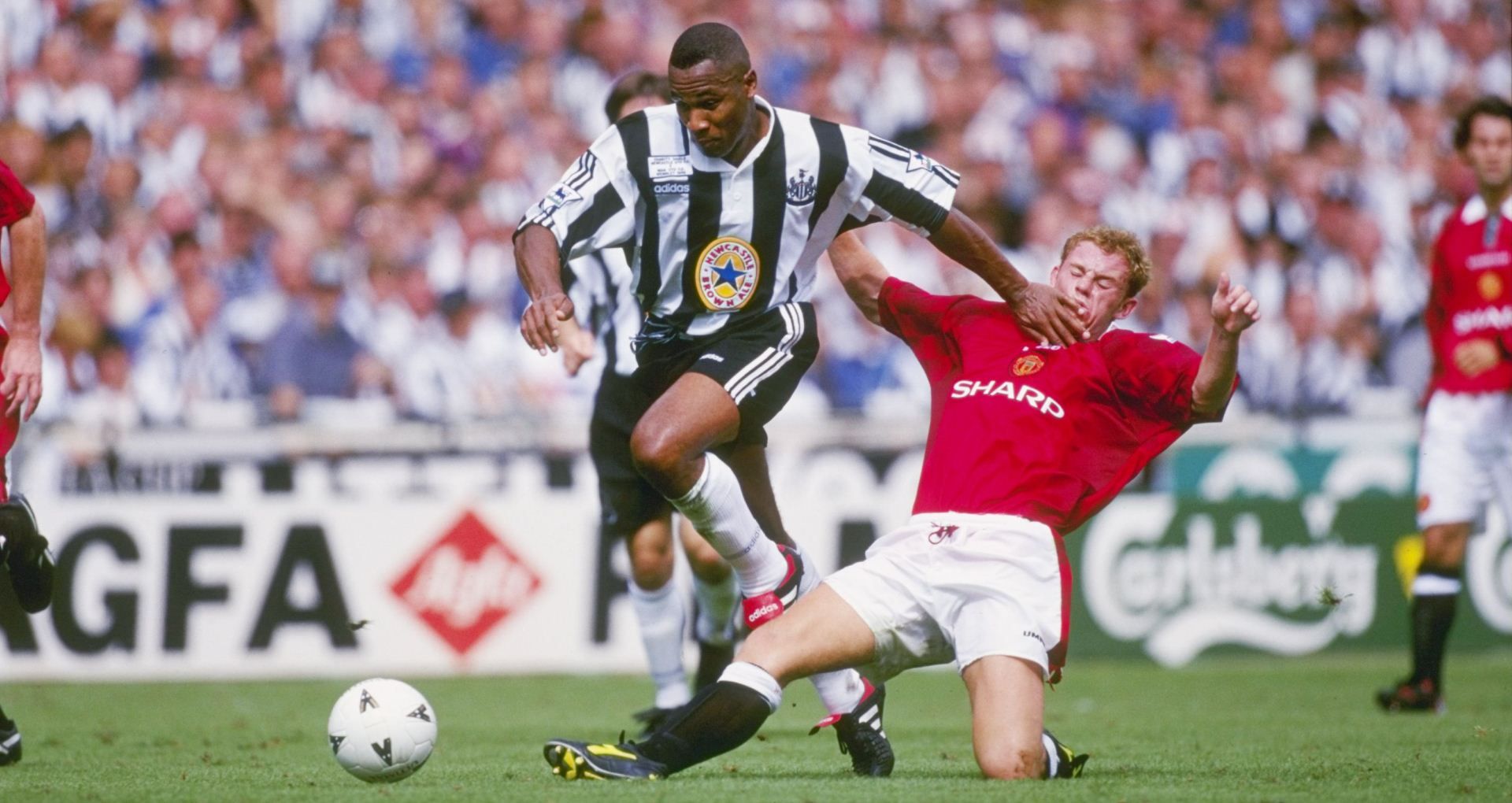 Les Ferdinand v Nicky Butt | Newcastle United v Manchester United | 11 August 1996 | Community Shield