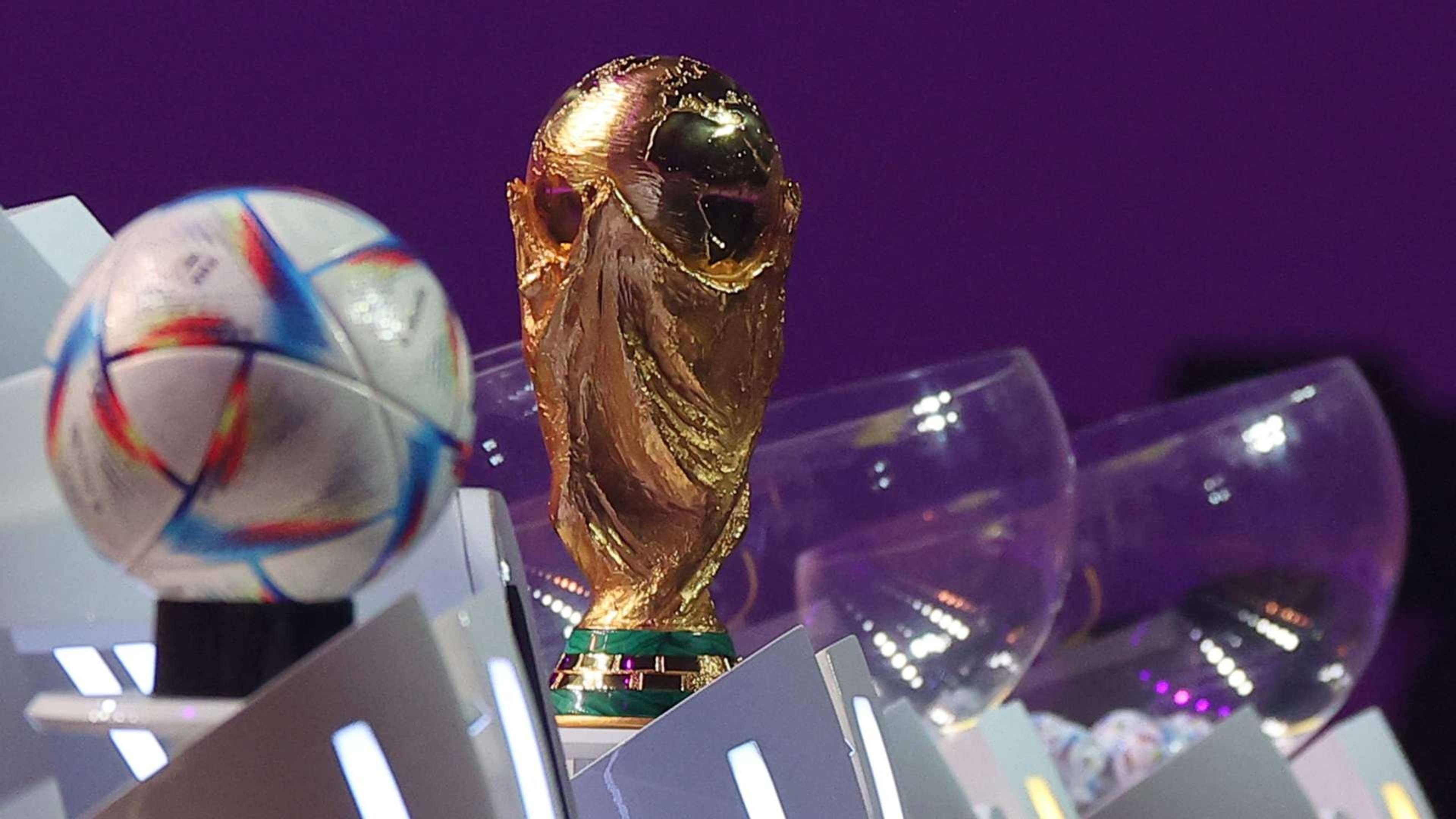 20221203 World Cup trophy