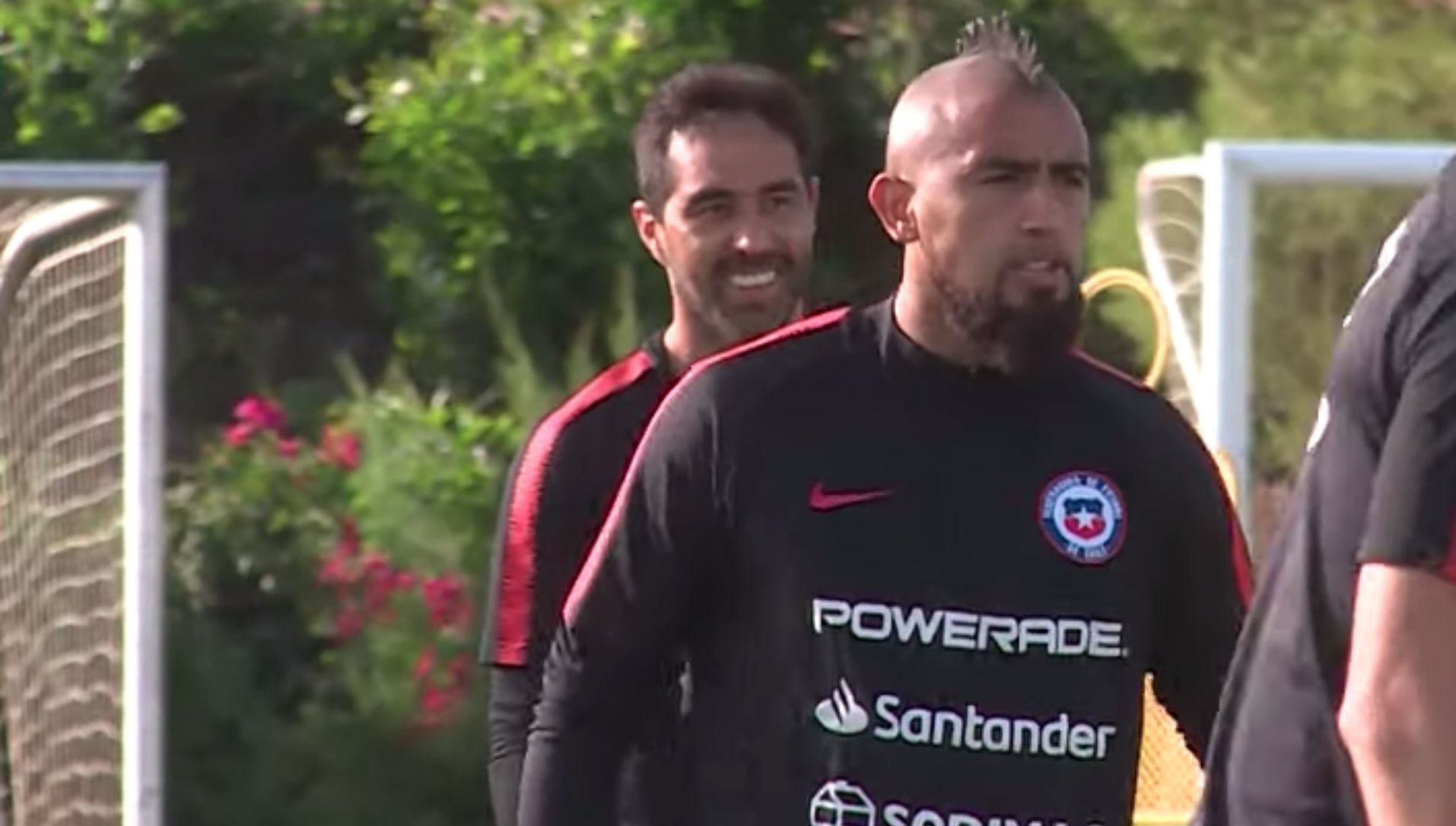 111019 Chile training Arturo Vidal Claudio Bravo
