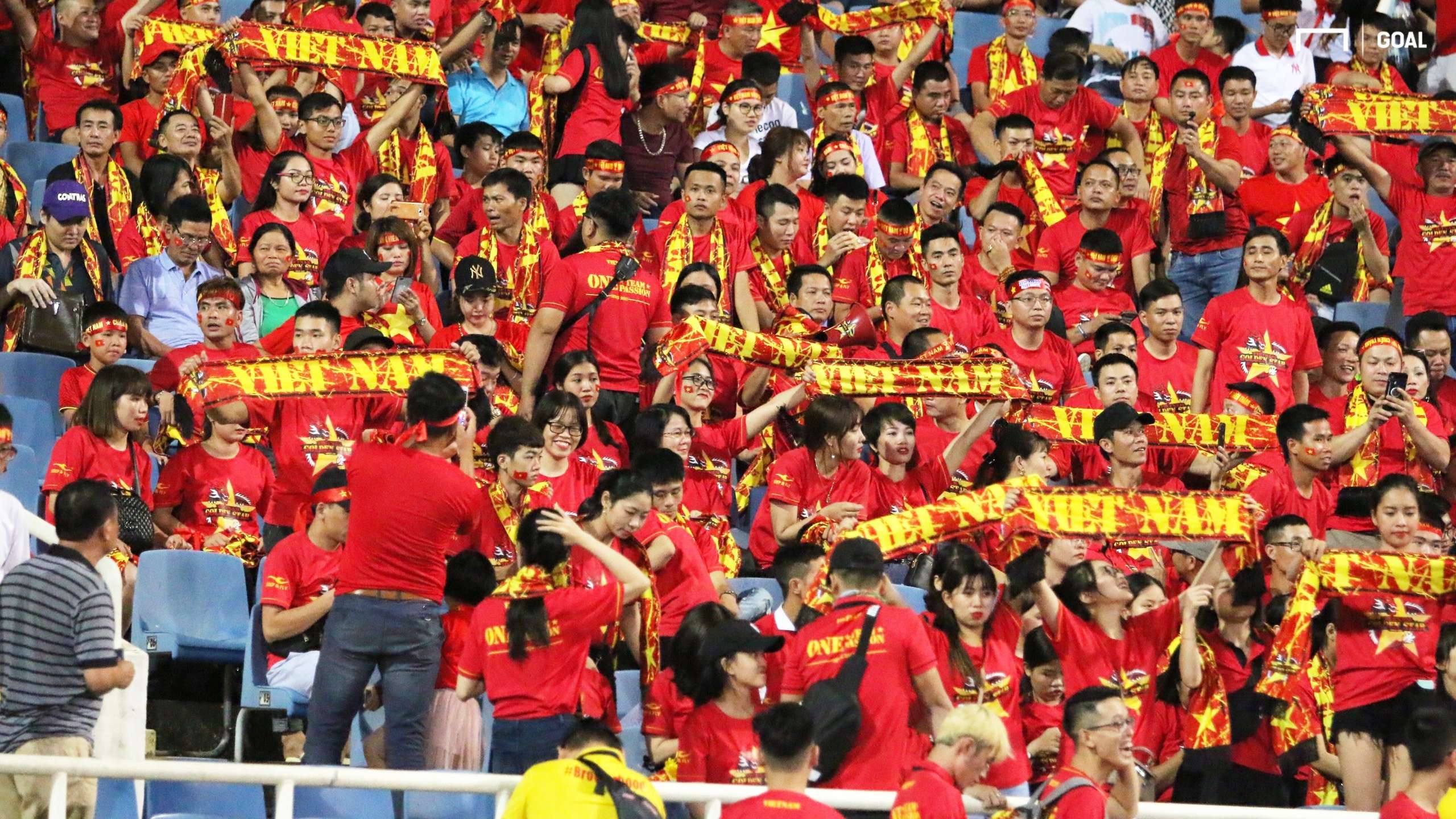 Vietnamese - Malaysian supporters | My Dinh Stadium | World Cup 2022 Qualification (AFC)