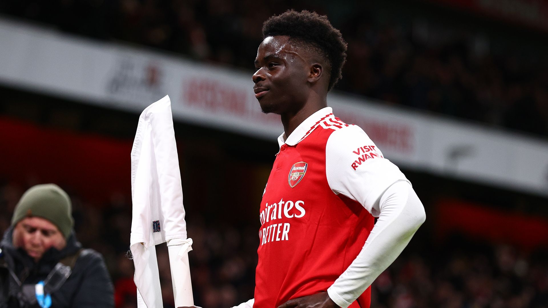 Bukayo Saka flag Arsenal Everton Premier League 2022-23