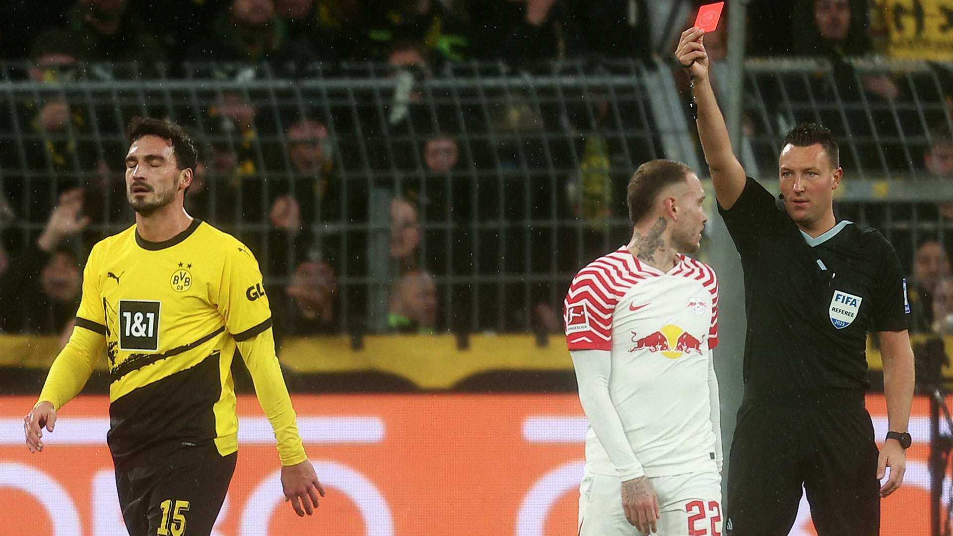 Hummels Red Card Frankfurt