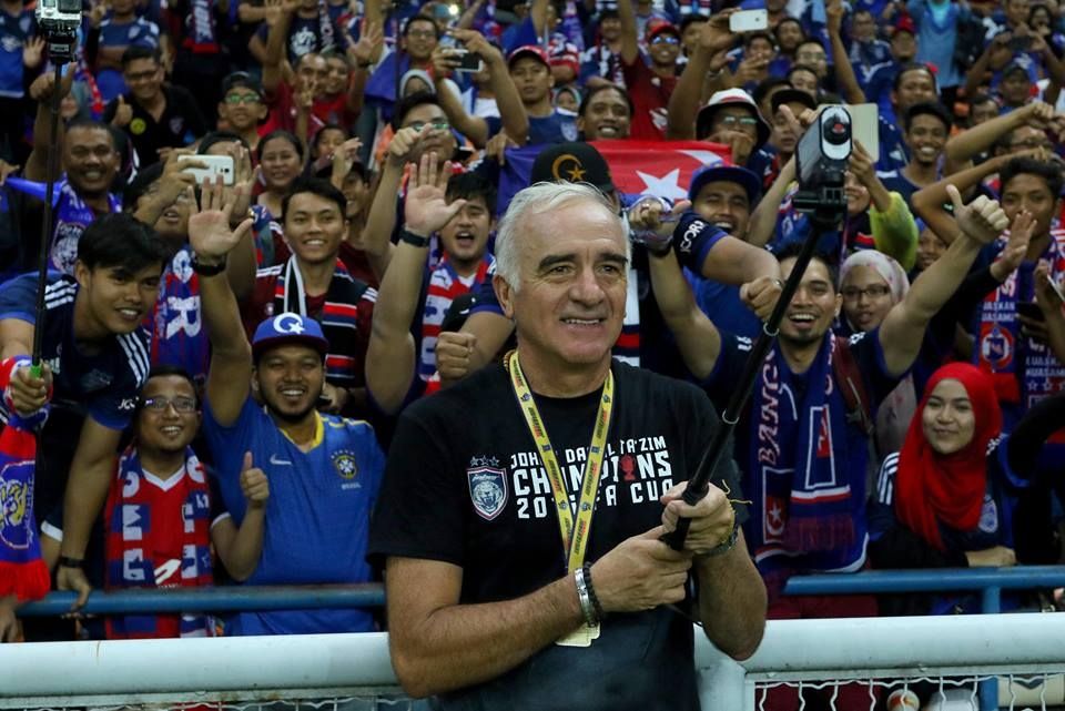 Johor Darul Ta'zim head coach Mario Gomez taking a wefie with fans following their FA Cup final win 2016