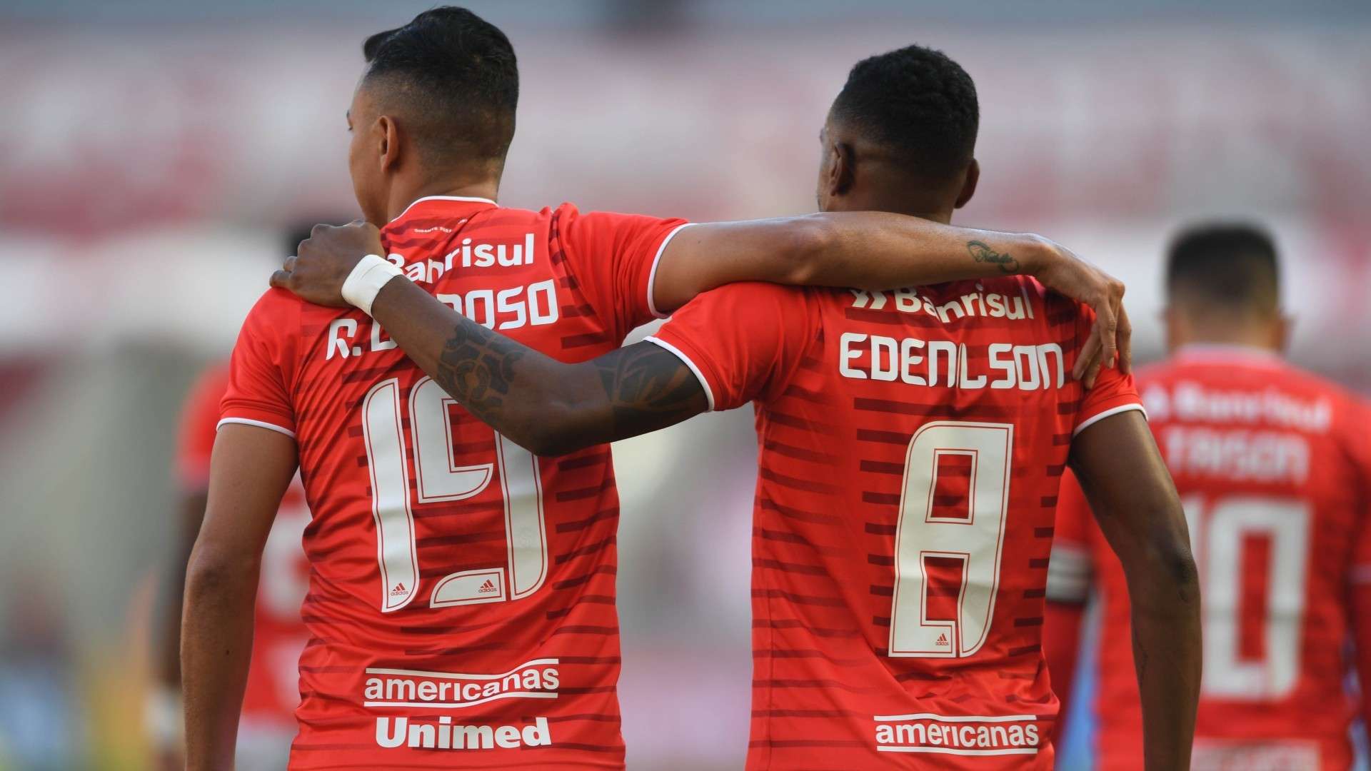 Lindoso e Edenilson comemora em Internacional x Corinthians