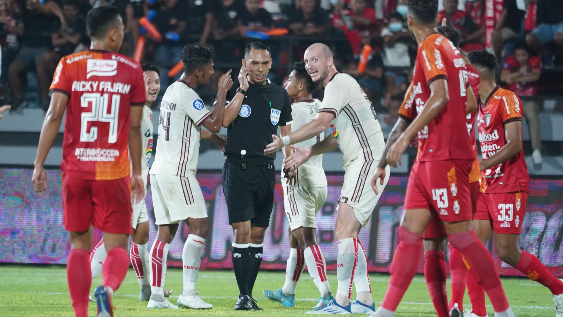 Fariq Hitaba - Wasit Liga 1 & Resky Fandi & Michael Krmencik - Persija Jakarta