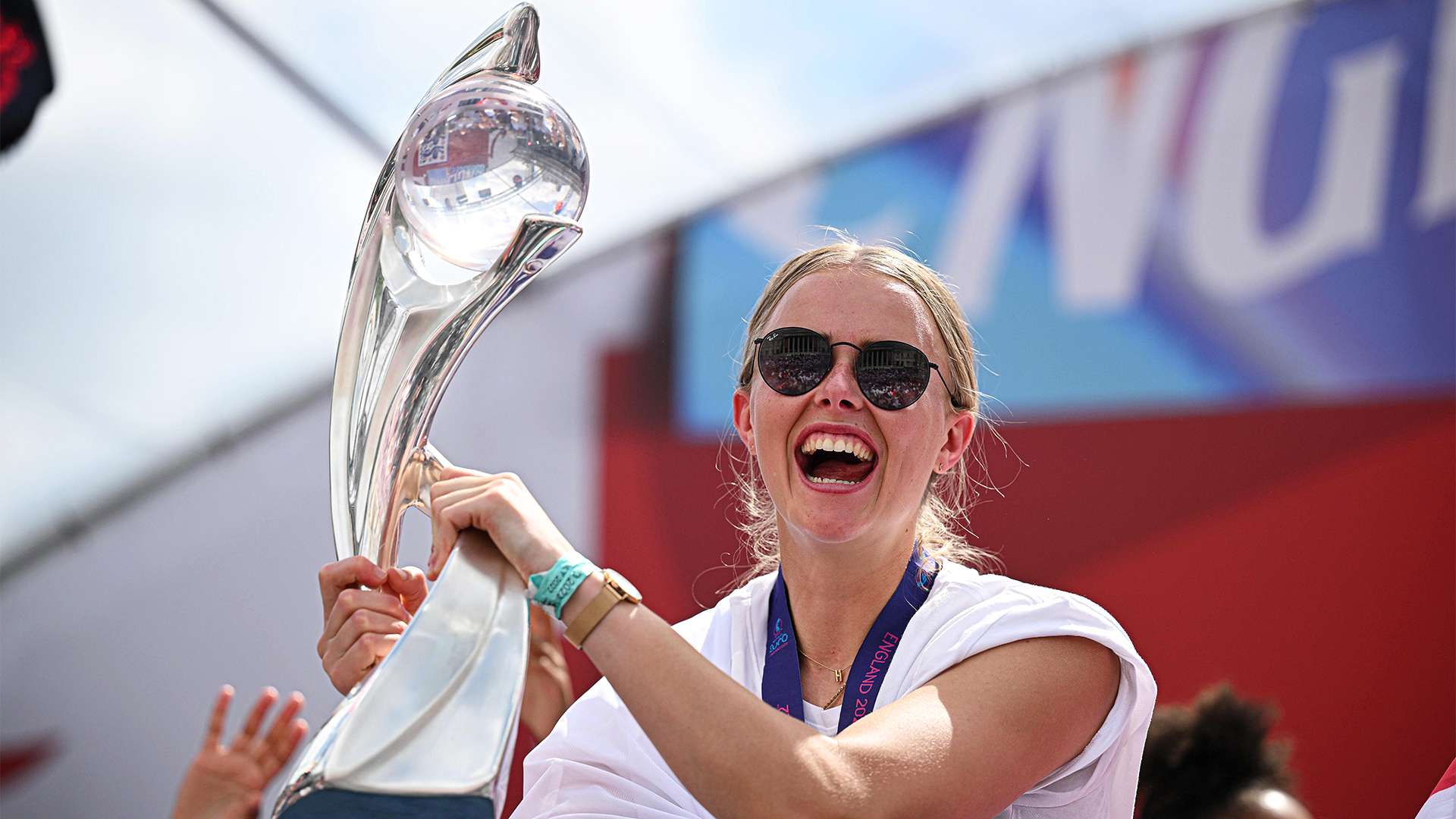 Hannah Hampton Euro 2022 trophy